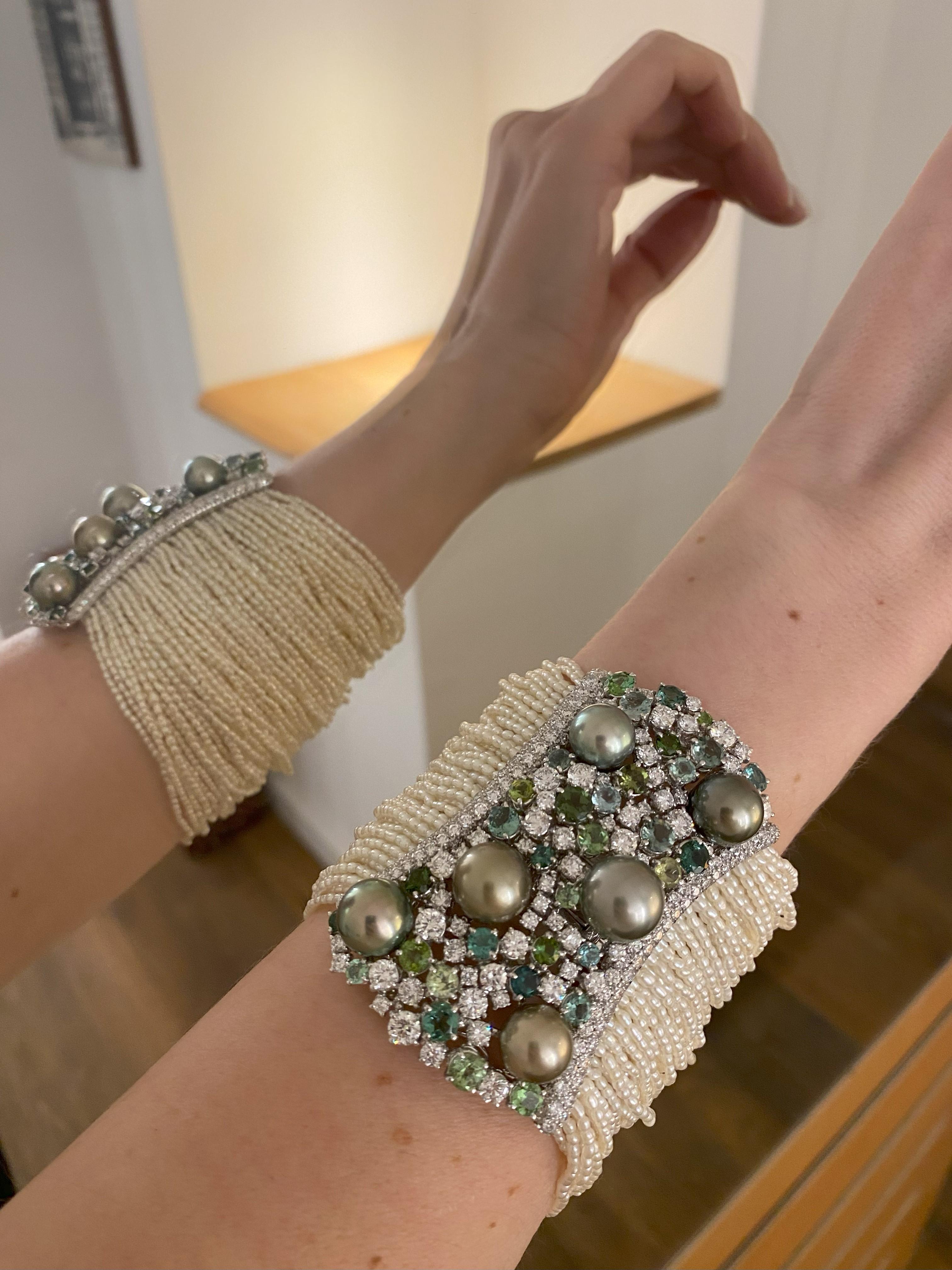 Présentant un chef-d'œuvre réalisé par le célèbre joaillier italien Fulvio Maria Scavia, ce bracelet témoigne du savoir-faire exceptionnel des artisans italiens. Plongez dans l'allure de cette pièce exquise, où l'éclat vert profond des tourmalines