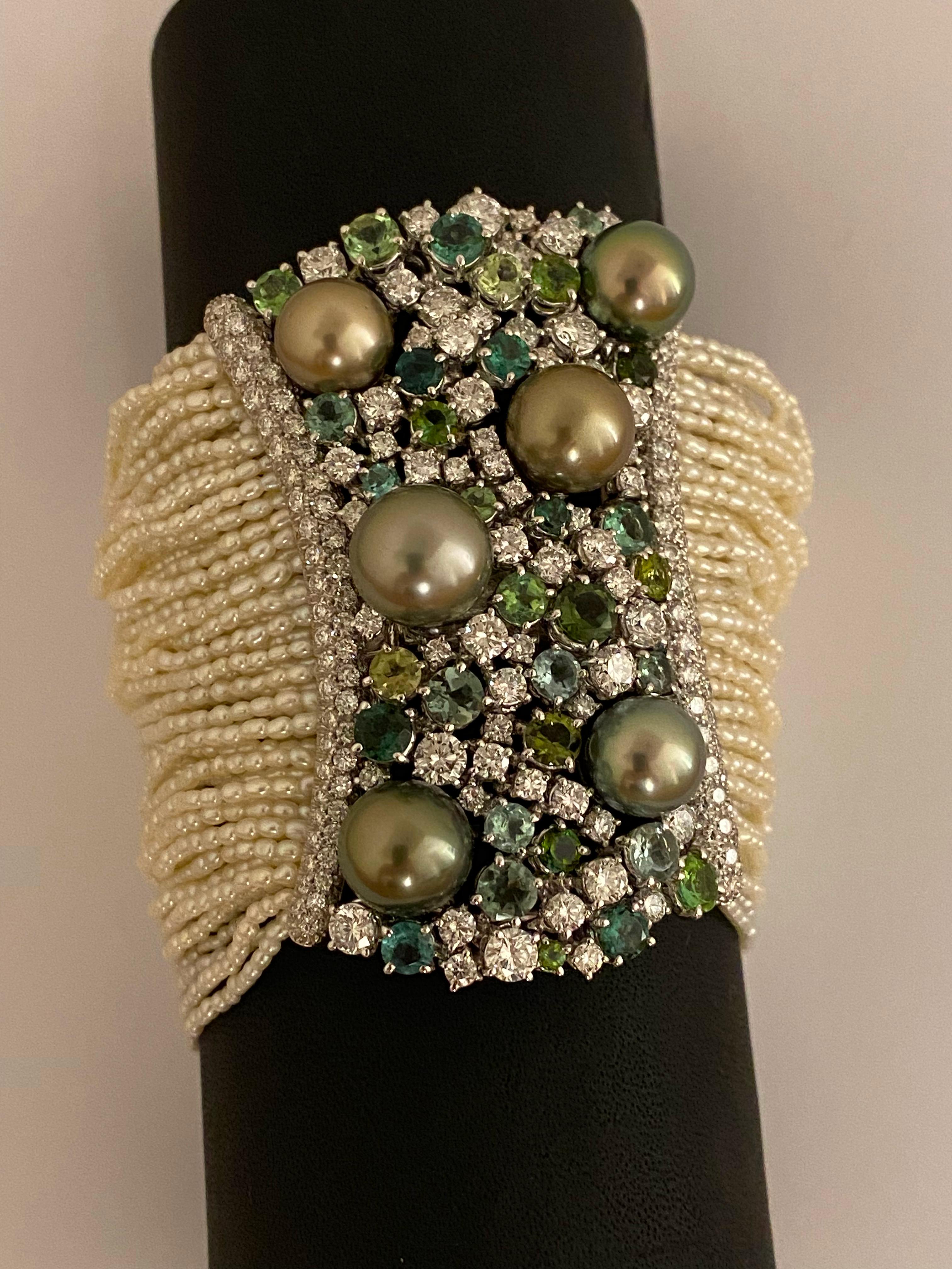 SCAVIA Halskette mit Diamanten, grünen Turmalinen, graugrünen Tahiti-Perlen und elfenbeinfarbenen Perlen (Zeitgenössisch) im Angebot