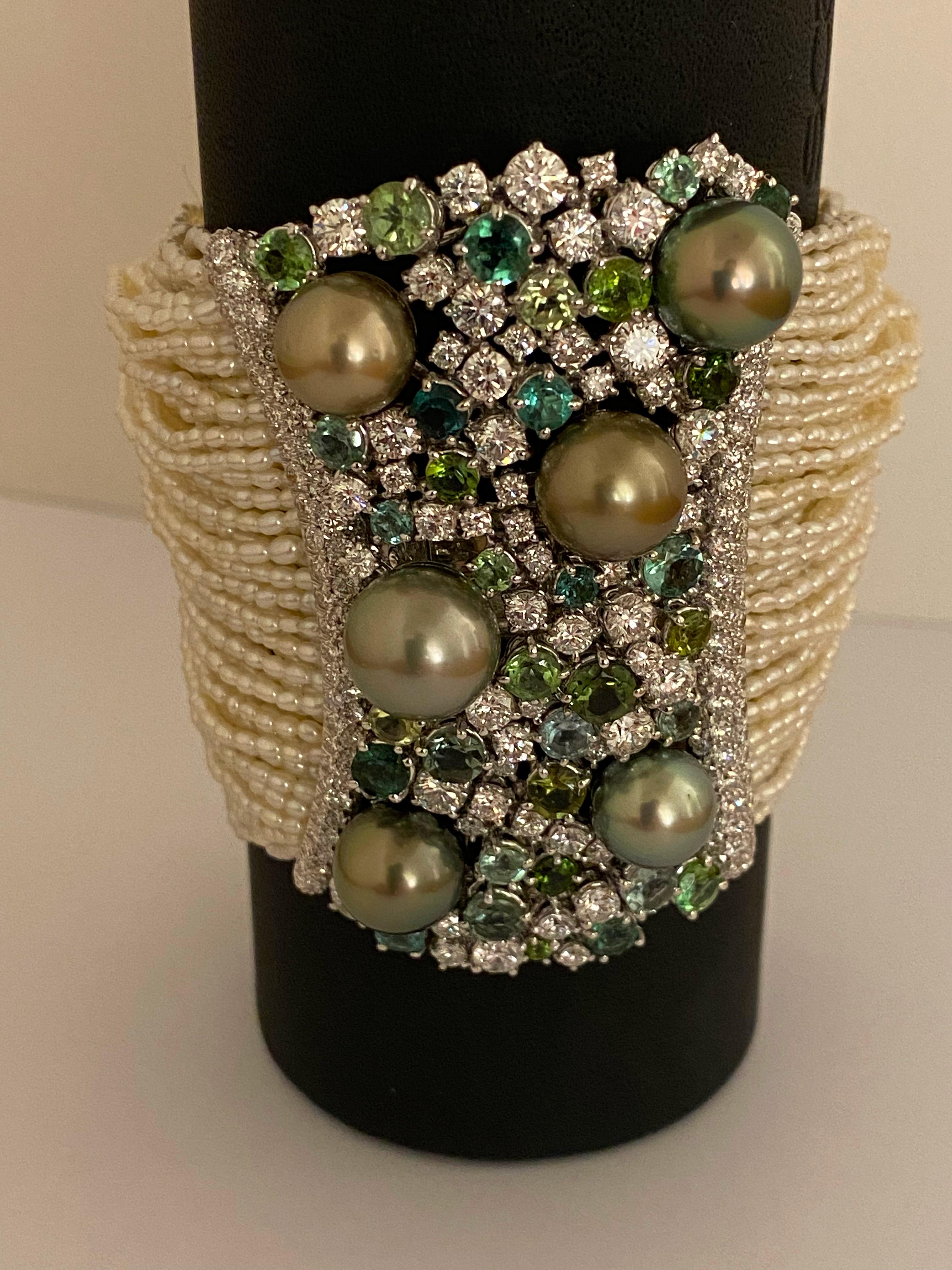 SCAVIA Halskette mit Diamanten, grünen Turmalinen, graugrünen Tahiti-Perlen und elfenbeinfarbenen Perlen (Rundschliff) im Angebot