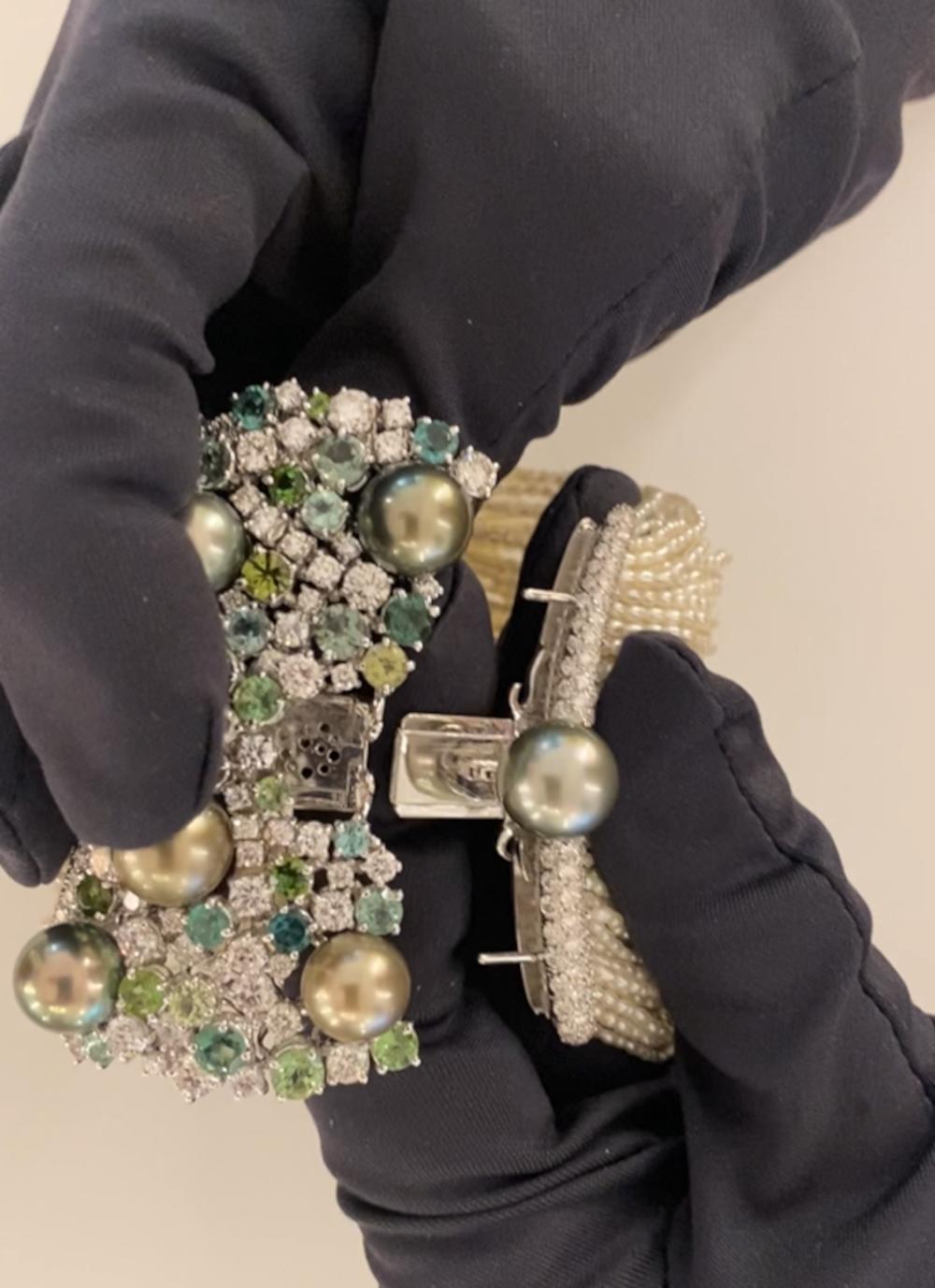 SCAVIA Halskette mit Diamanten, grünen Turmalinen, graugrünen Tahiti-Perlen und elfenbeinfarbenen Perlen für Damen oder Herren im Angebot