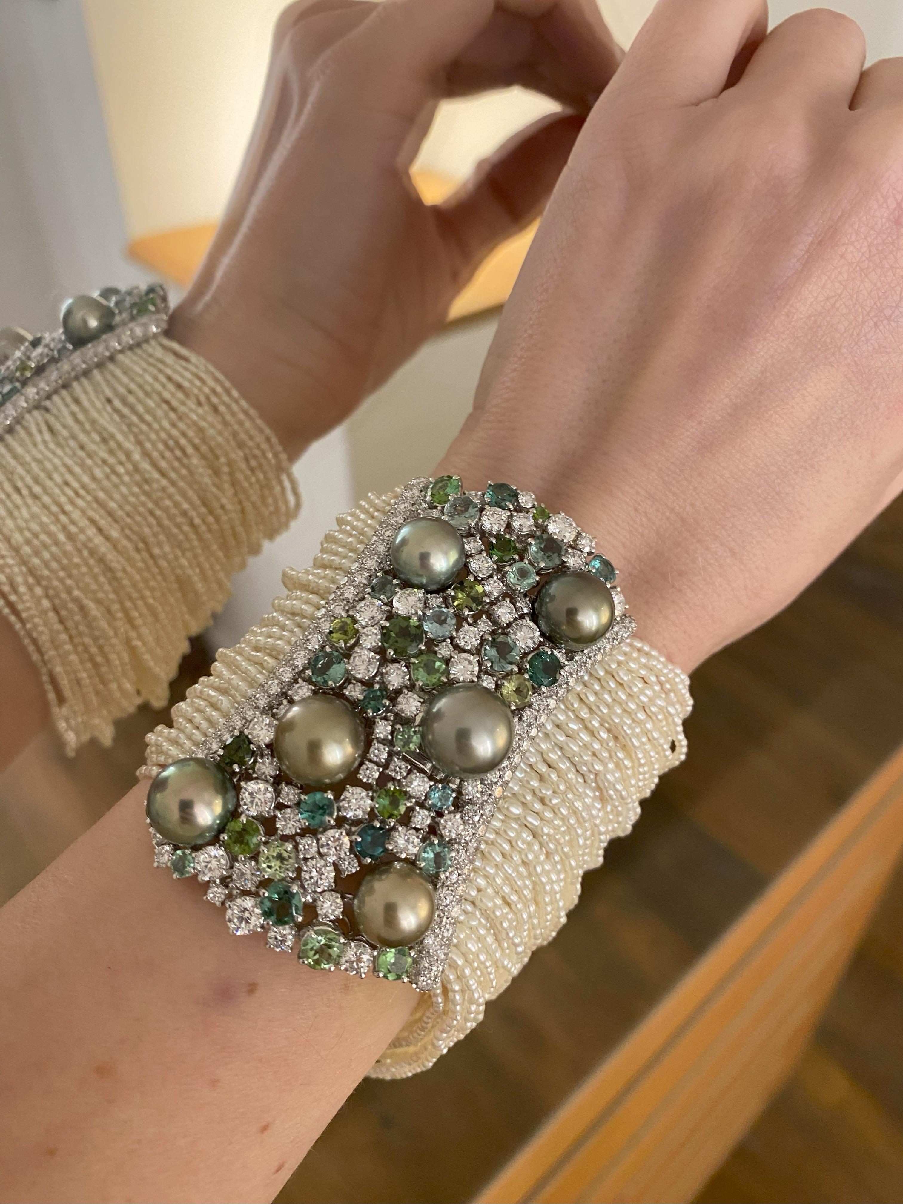 SCAVIA Halskette mit Diamanten, grünen Turmalinen, graugrünen Tahiti-Perlen und elfenbeinfarbenen Perlen im Angebot 1