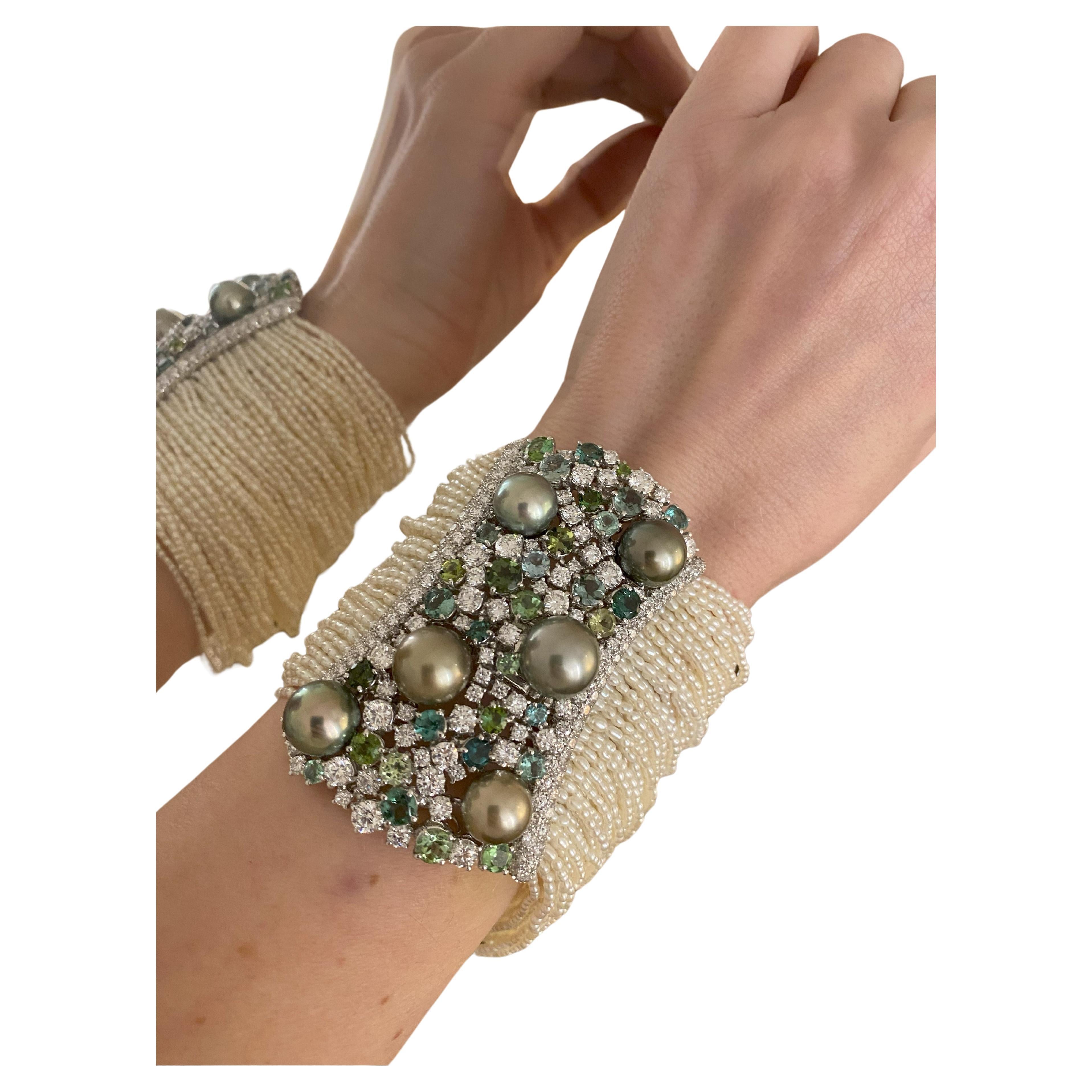 SCAVIA Halskette mit Diamanten, grünen Turmalinen, graugrünen Tahiti-Perlen und elfenbeinfarbenen Perlen im Angebot
