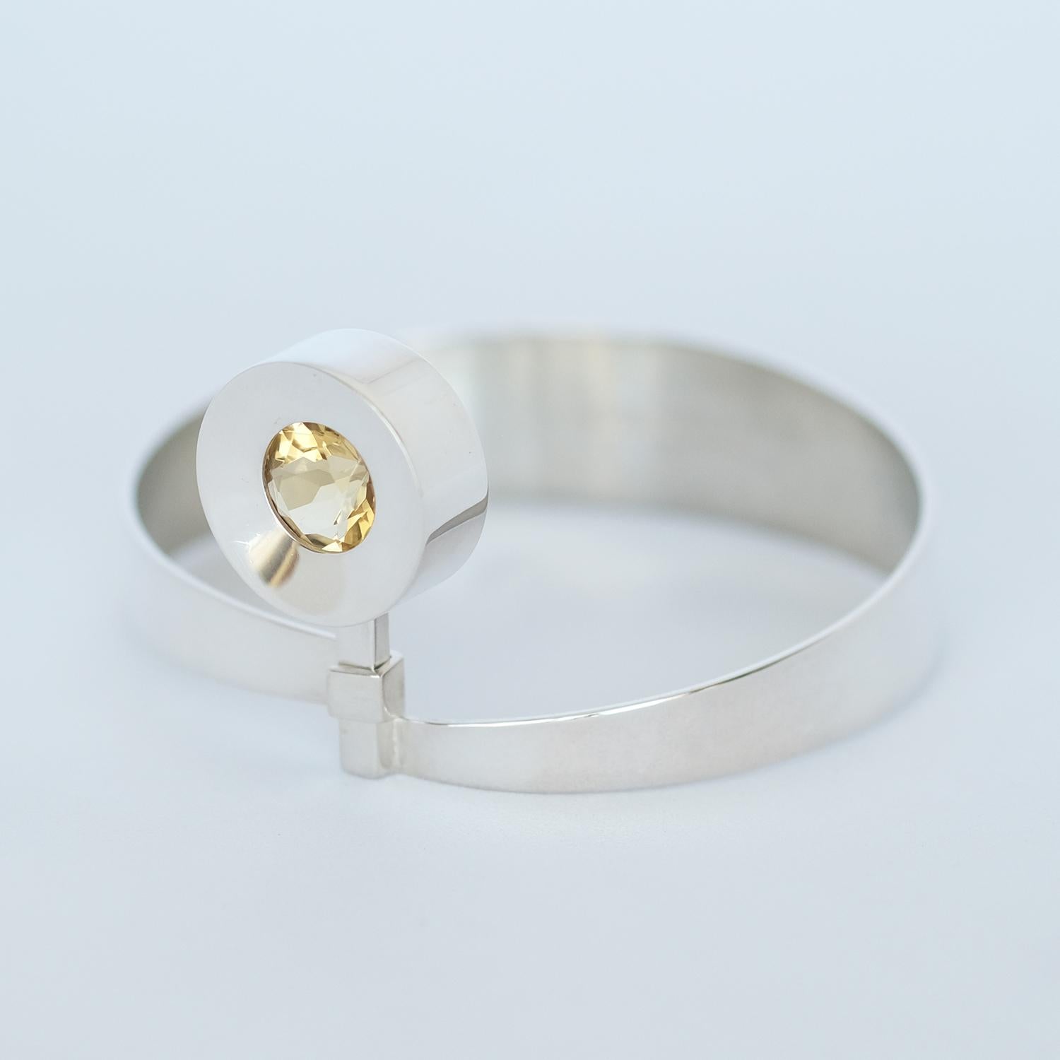 This silver and citrine bangle has a very modern look. At the same time it testifies to the style and grace that applied when it came into life. In our opinion the bangle, with its circular citrine eye, looks like an Egyptian headdress à la