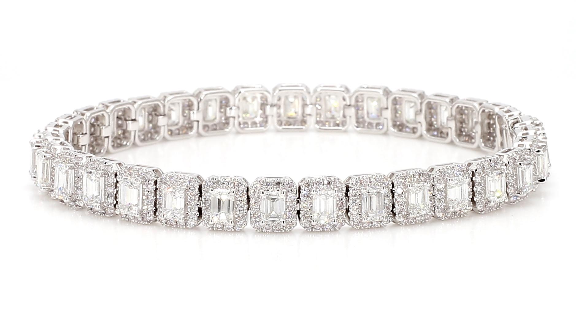 Bracelet Emerald Cut 8.35 Carats Total 18K White Gold Tennis *Natural Diamonds* In New Condition In New York, NY