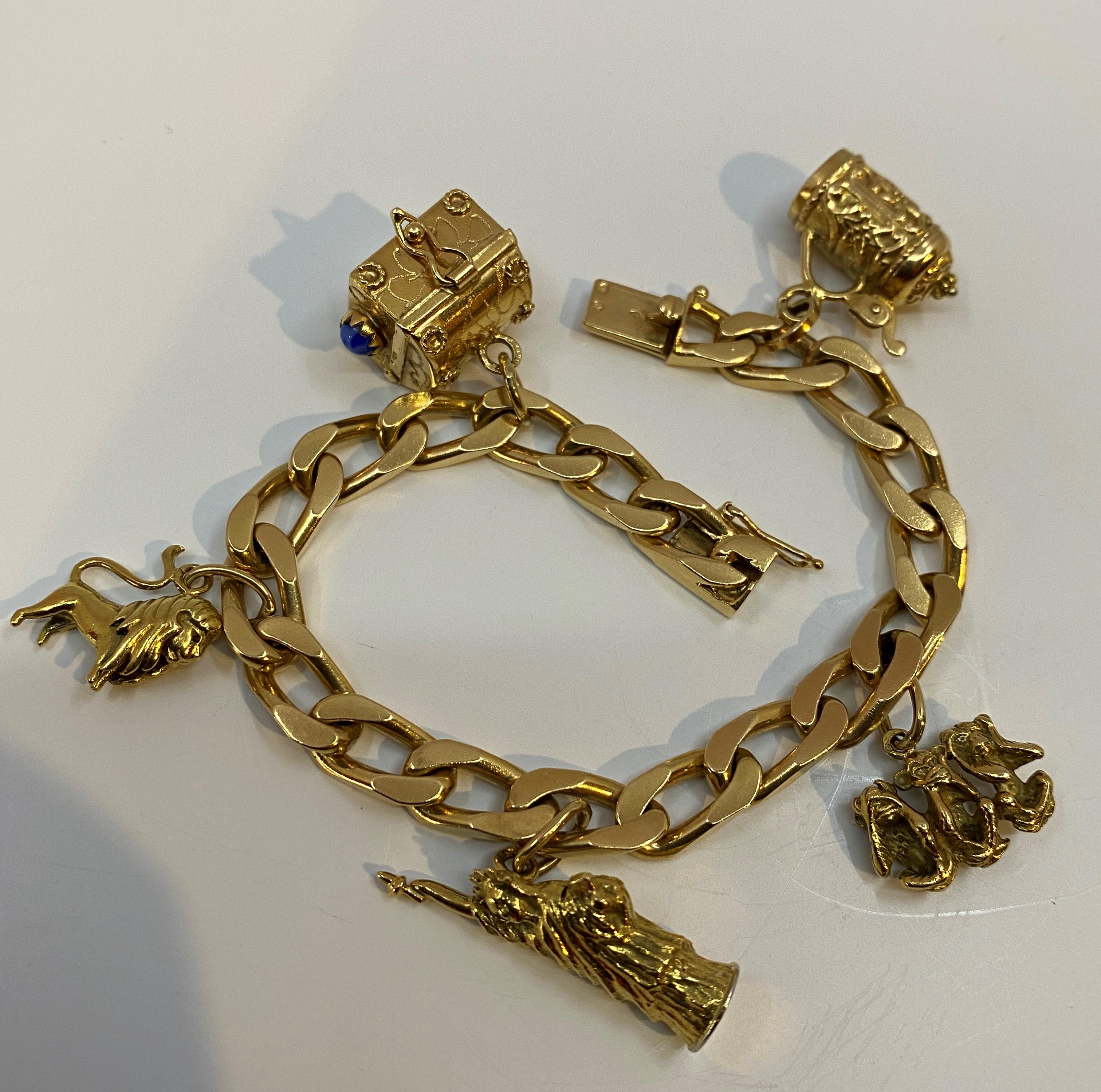 Bracelet En or Massif 18 Carats Orné De 5 Breloques Bon état - En vente à VERSAILLES, FR