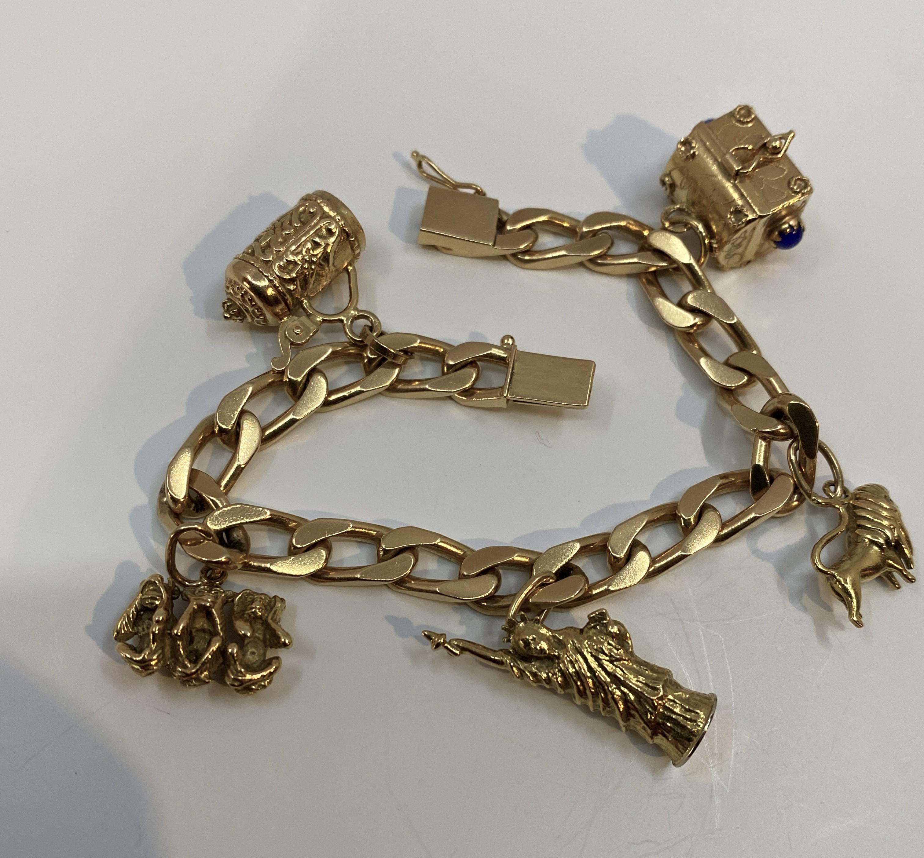 Bracelet En or Massif 18 Carats Orné De 5 Breloques Unisexe en vente