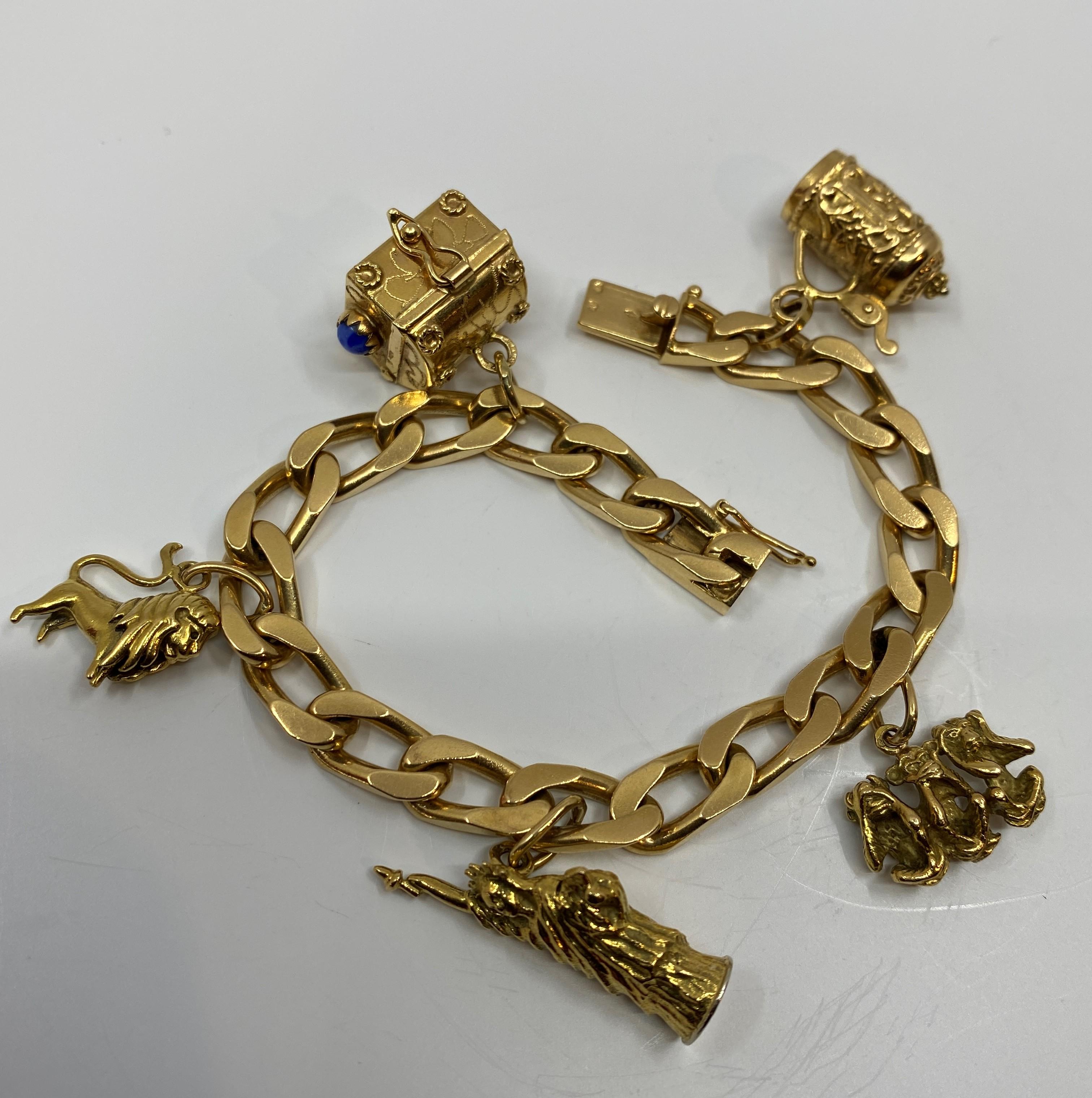 Artiste Bracelet En or Massif 18 Carats Orné De 5 Breloques en vente