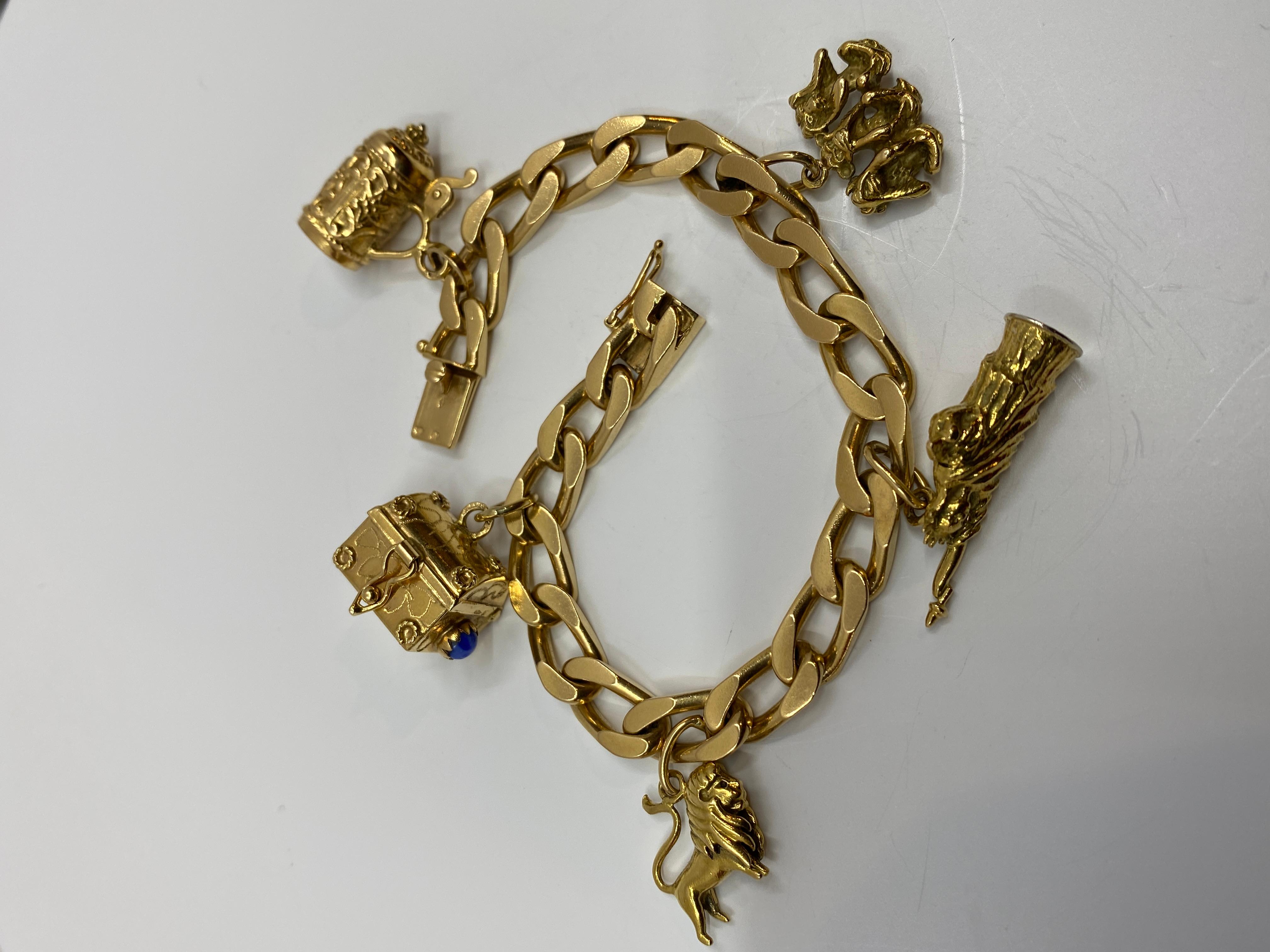 Bracelet En or Massif 18 Carats Orné De 5 Breloques en vente 2
