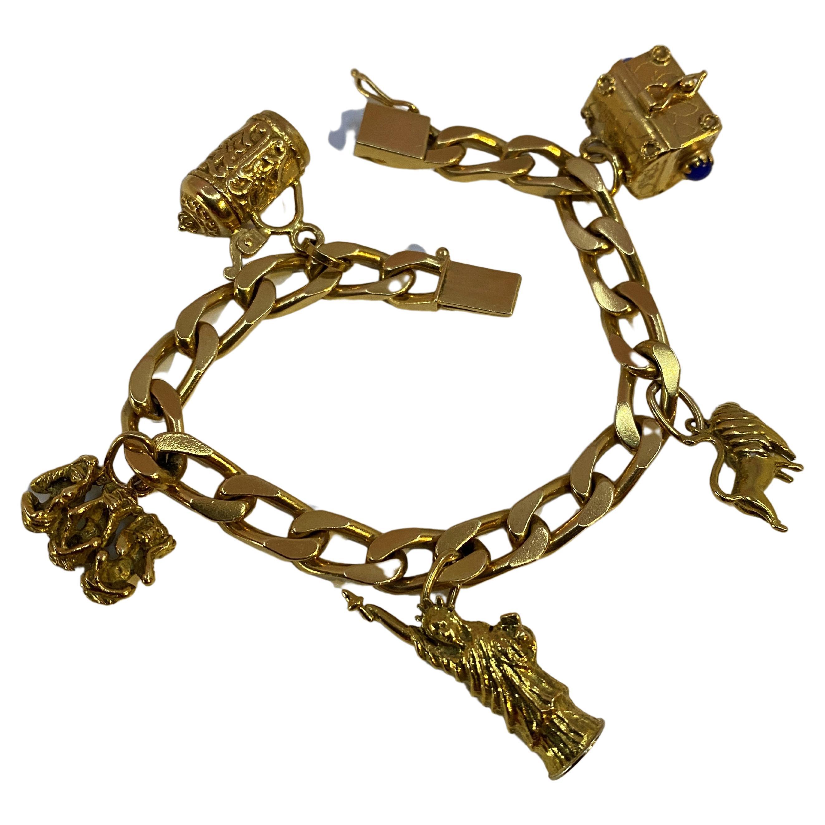 Bracelet En or Massif 18 Carats Orné De 5 Breloques For Sale