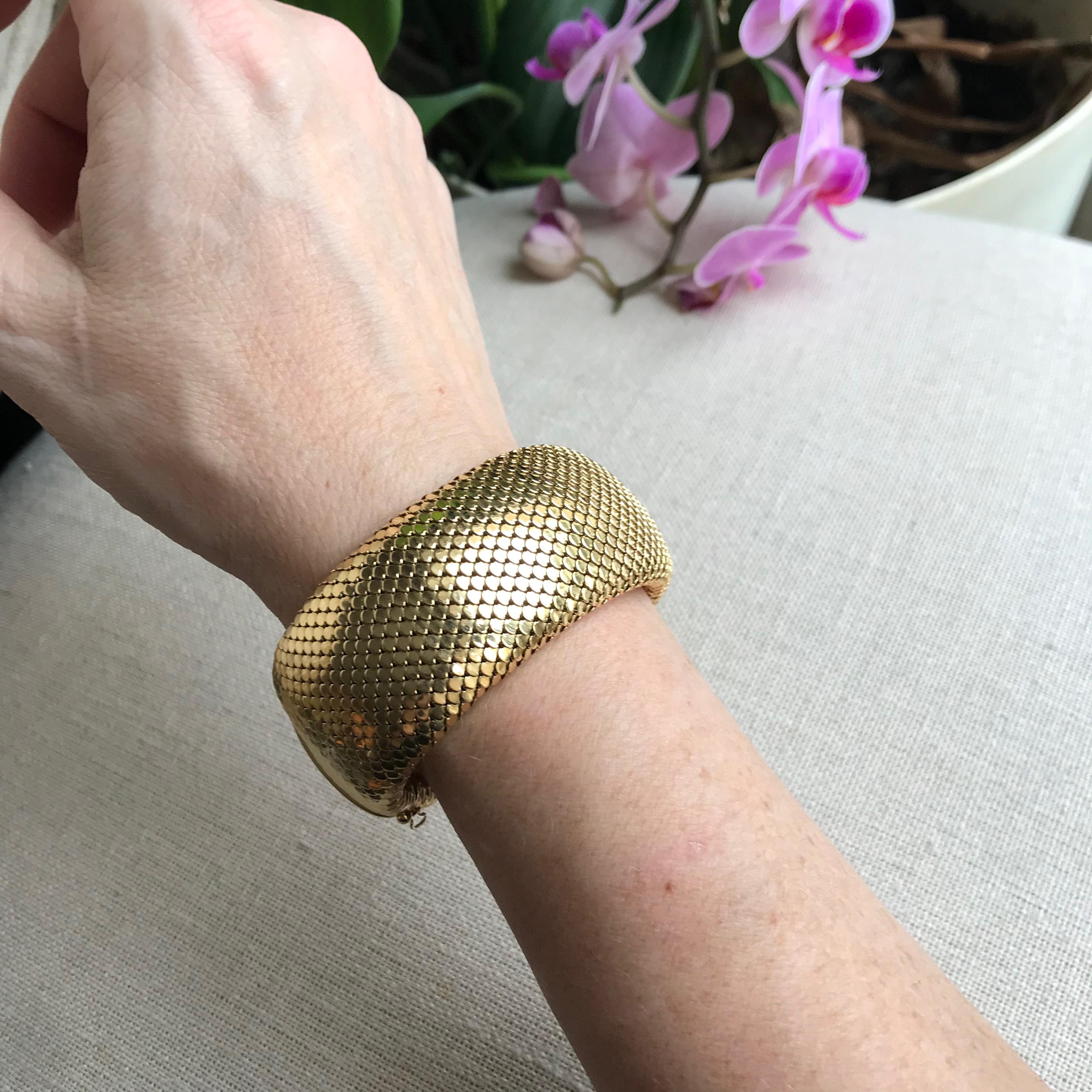 Bracelet Flexible Wide Domed Fish Scale 18 Carats Yellow Gold For Sale 4
