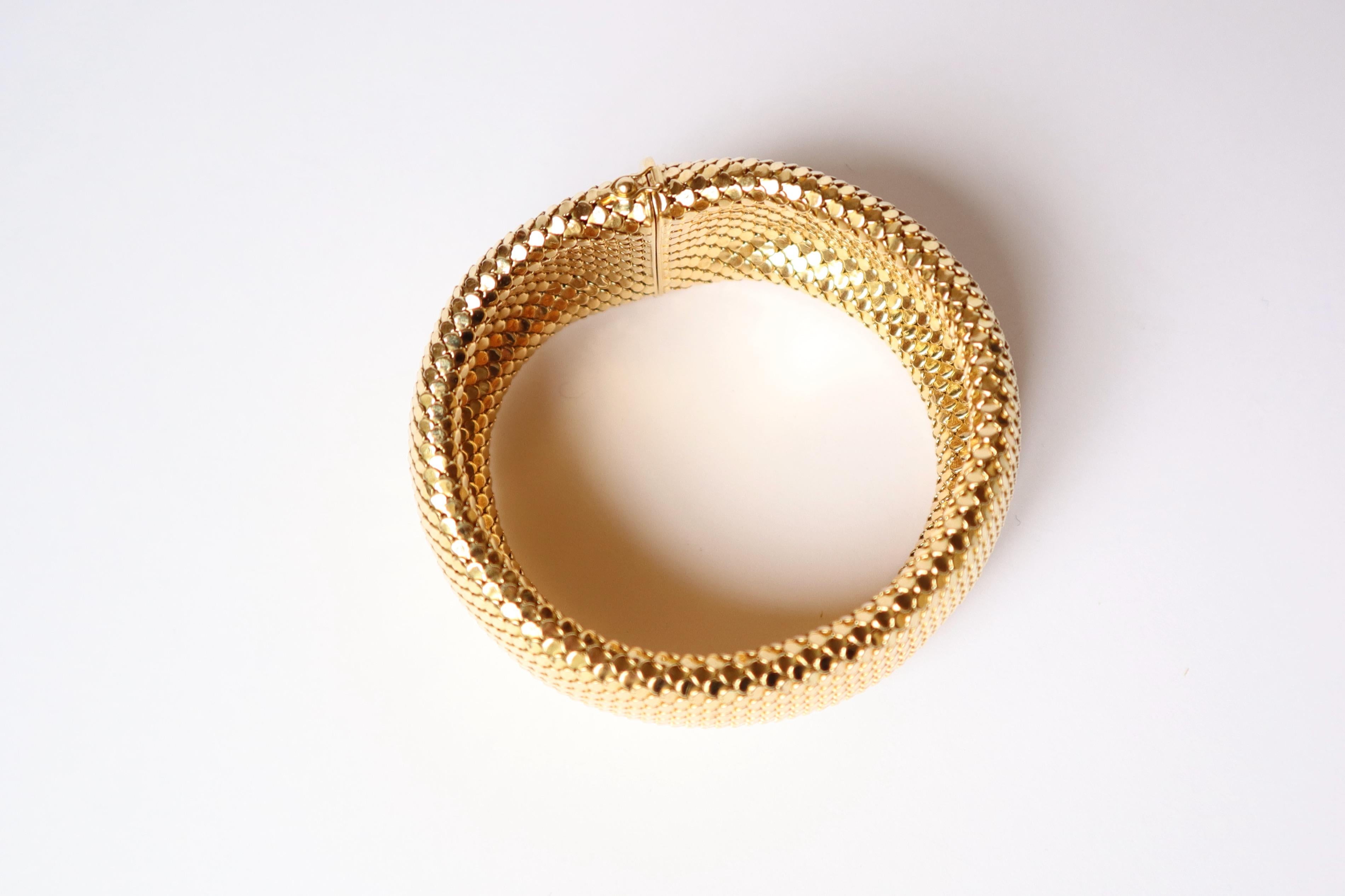 Flexible wide domed fish scale bracelet in 18 carat yellow gold from the 2000's
Eagle Head Hallmark for 18K gold
2 Safety Eights
Length: 20cm Width: 2.8cm
Gross weight: 93g