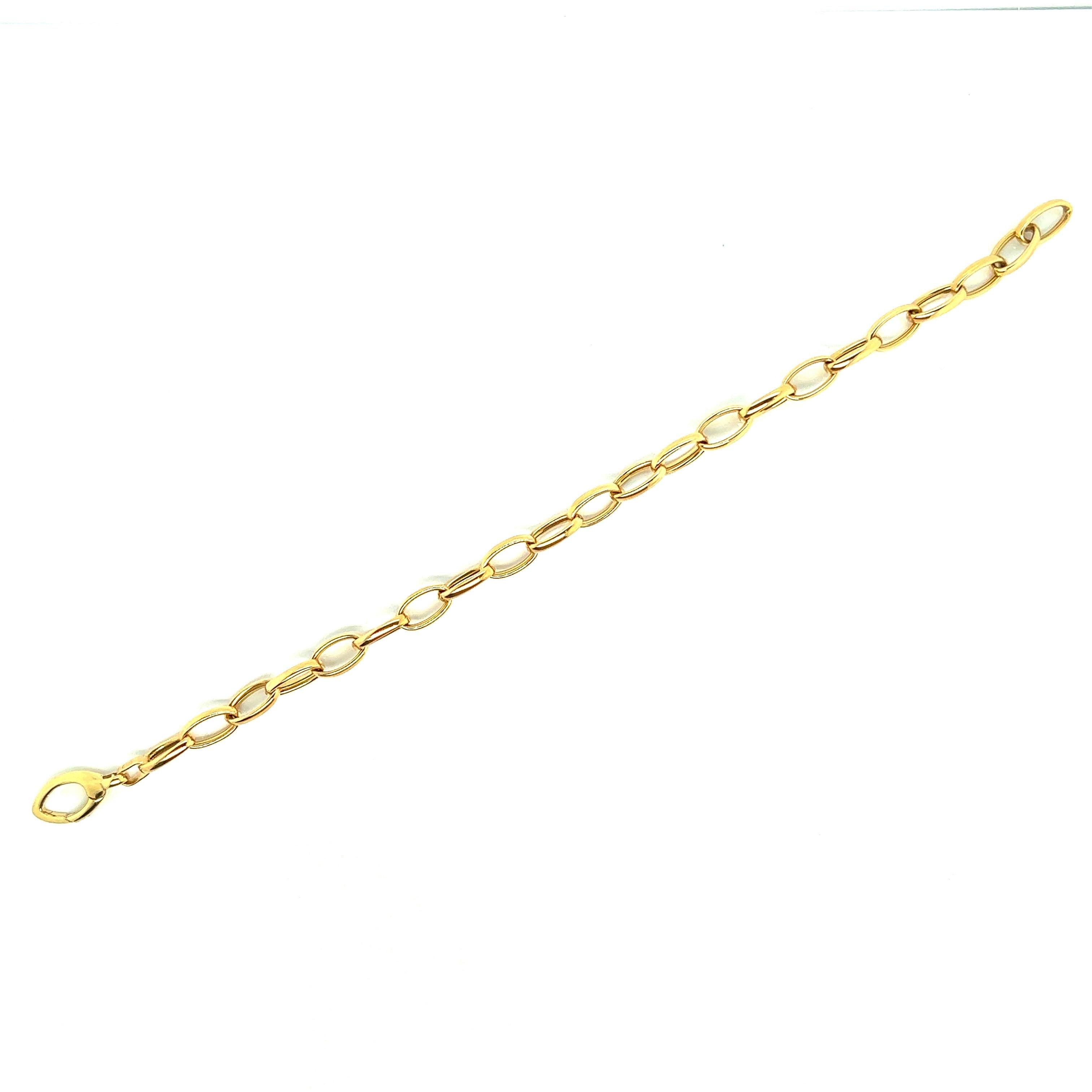 Découvrez ce superbe bracelet en or jaune 18 carats à petits maillons français. Ce bracelet à la fois élégant et raffiné apporte une touche de classe à votre look. Grâce à son design soigné, il offre un style chic et intemporel.

Le bracelet est