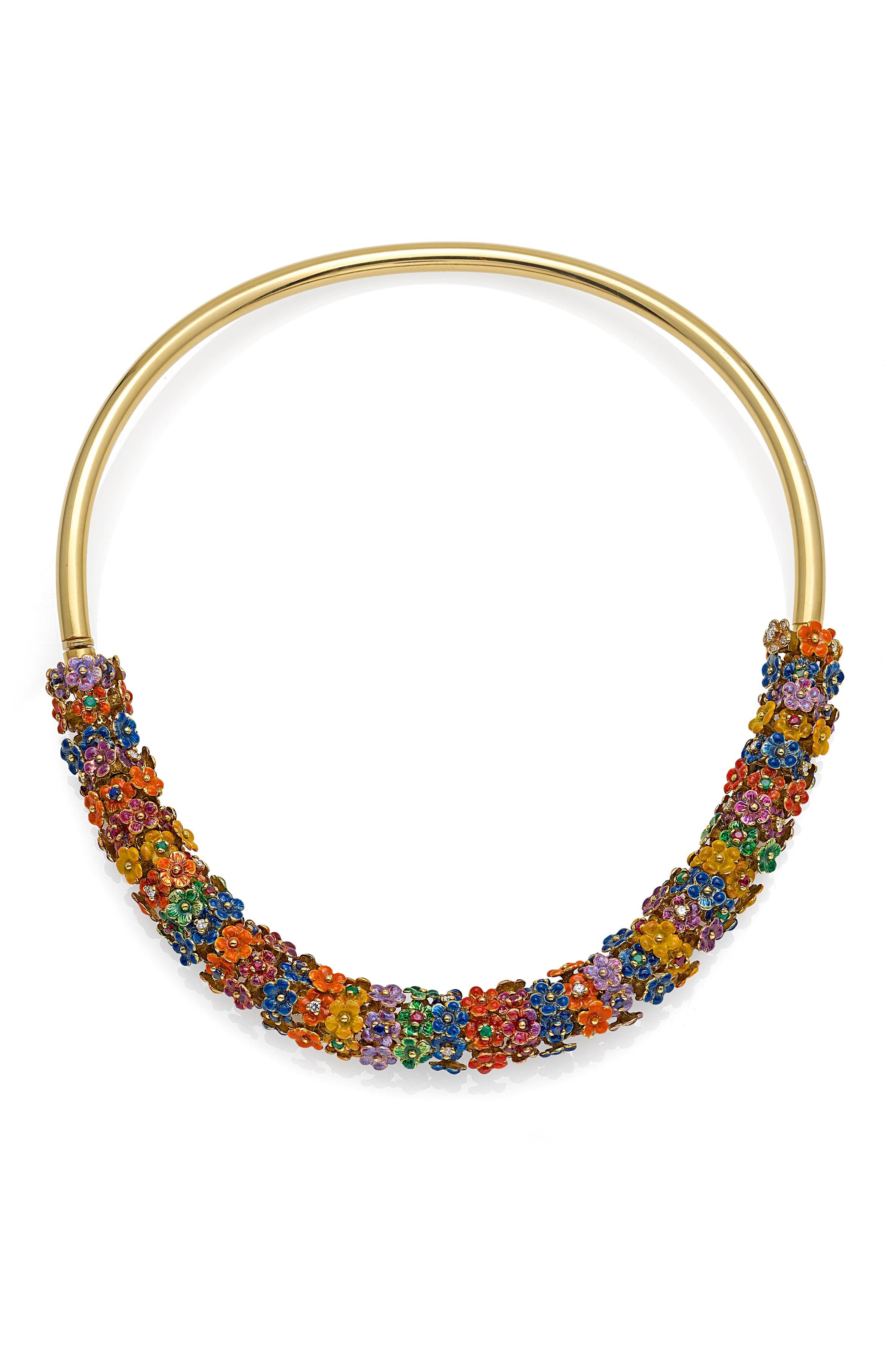 Description :
Une pièce exquise de la Collection S/One, mettant en valeur la maîtrise de l'émail de feu dans un design qui parle d'élégance et de polyvalence. Ce bracelet peut se transformer en collier en reliant la partie arrière, offrant une