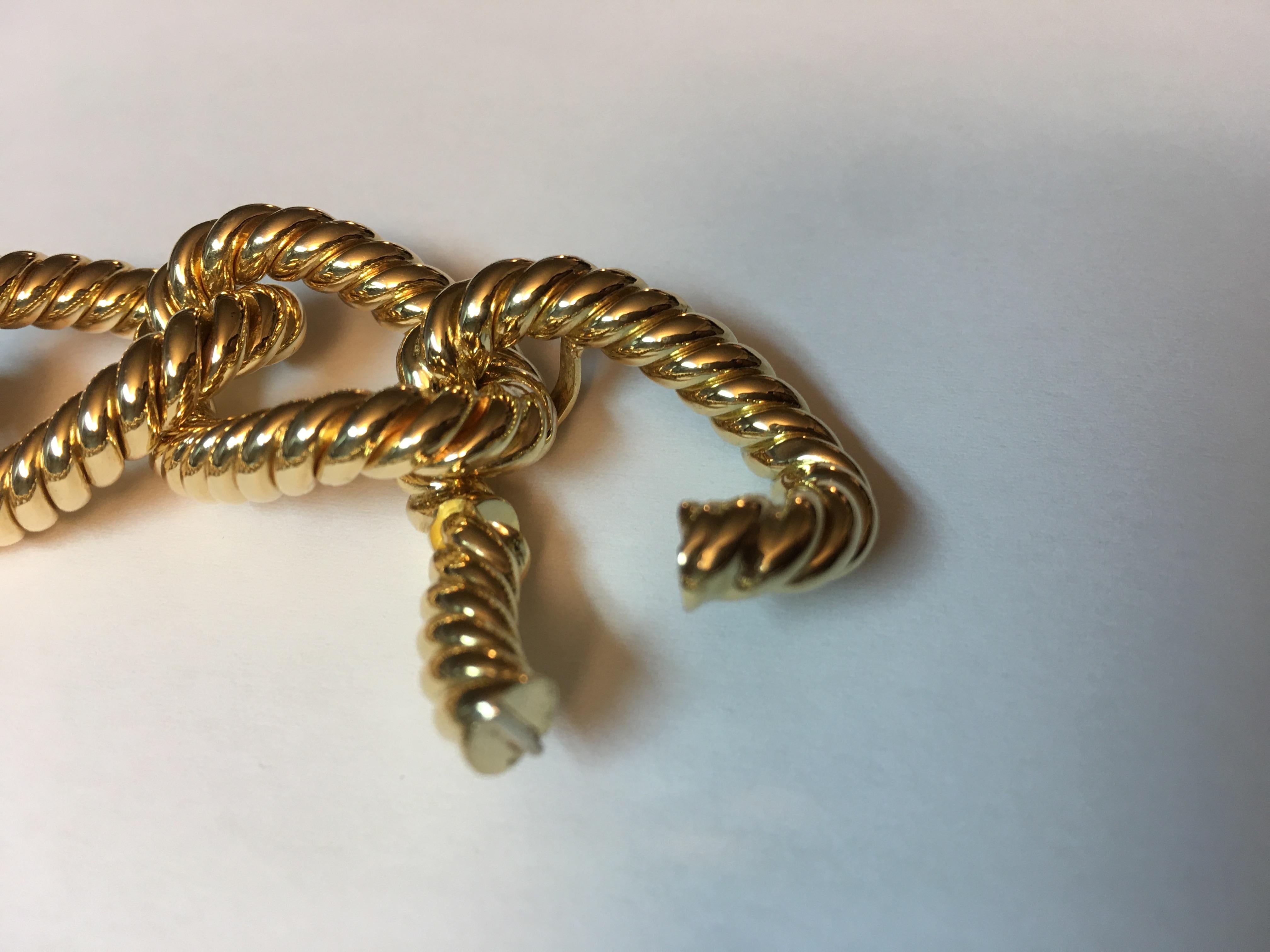 Bracelet à maillons en corde  en 18 kt  or jaune 
Il s'agit d'une pièce traditionnelle  dans la production de Micheletto

le poids total de l'or est de  gr 77.30

TIMBRE : 10 MI ITALIE 750

Le jeu complet est disponible