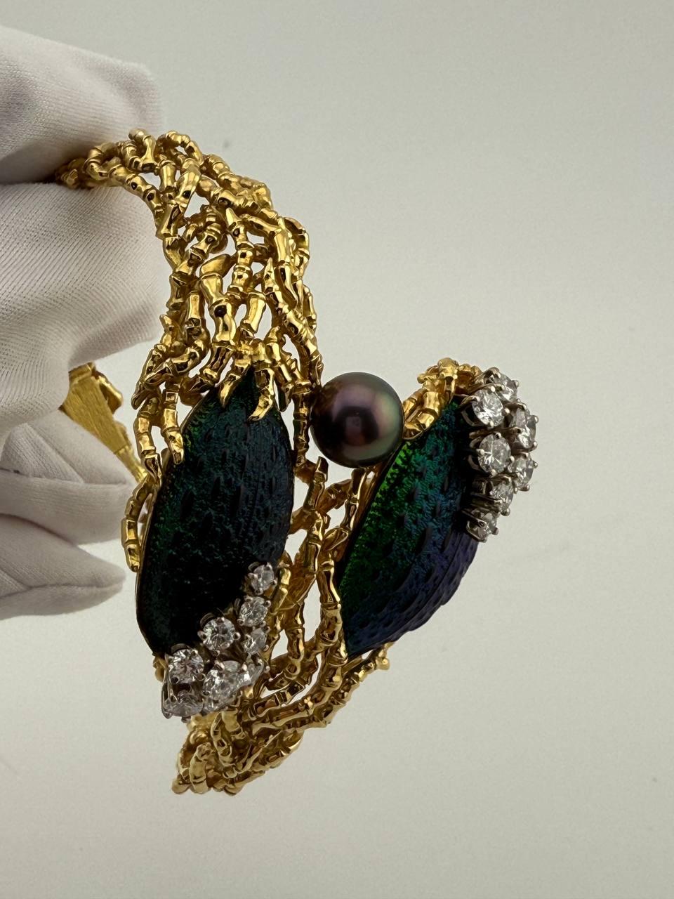 Dieses einzigartige Armband des legendären Schweizer Juweliers Gilbert Albert ist aus strukturiertem 18-karätigem Gelbgold gefertigt und zeigt die für ihn typische Mischung aus Natur, Kunst und Raffinesse. Achtzehn Diamanten im klassischen Schliff