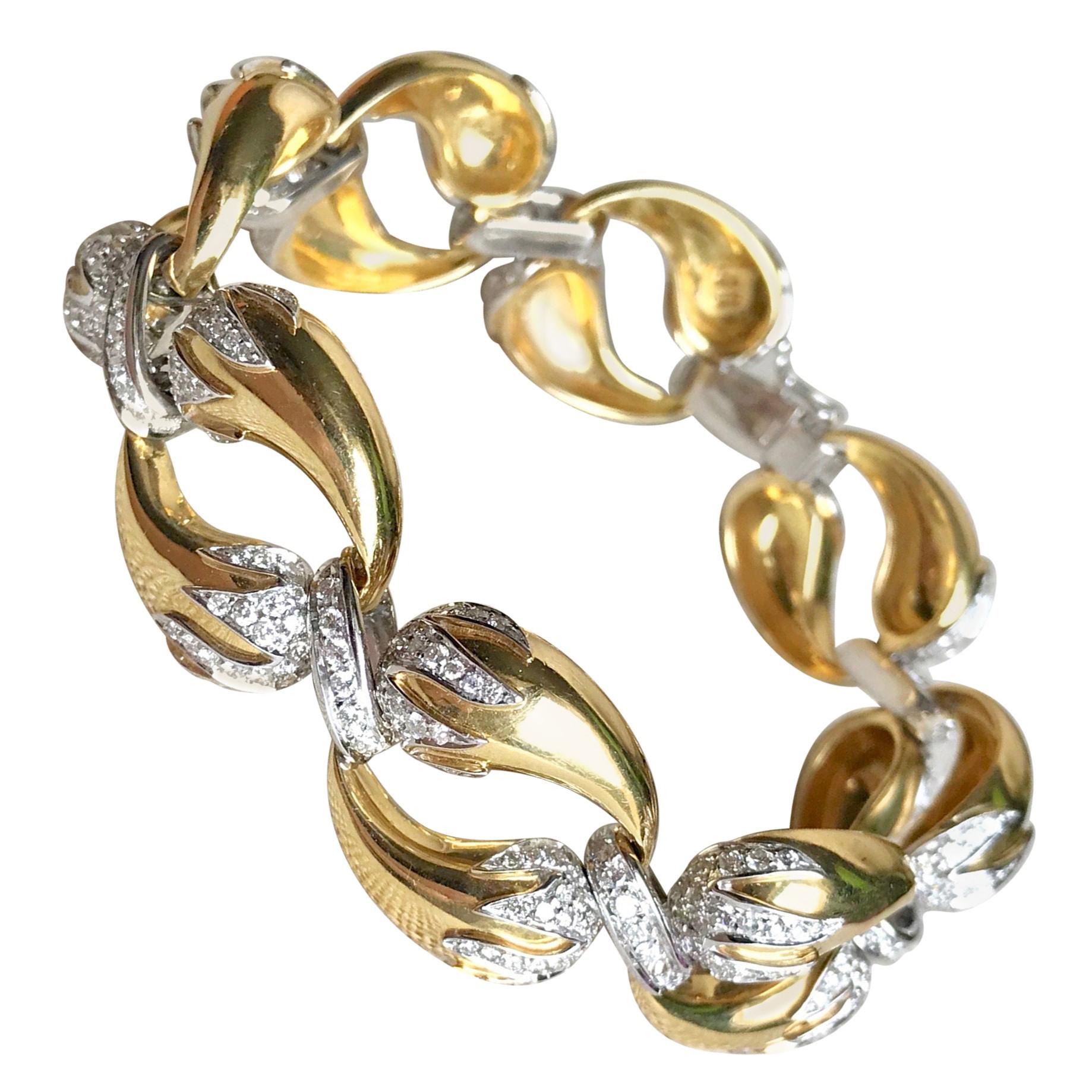 Pulsera circa 1960 en Oro amarillo y blanco de 18 quilates Diseño Cuerno de la Abundancia pavimentado con Diamantes. La Pulsera está formada por anillos compuestos por dos cabezas de Cornucopias de oro blanco con extremos de oro blanco pavé de