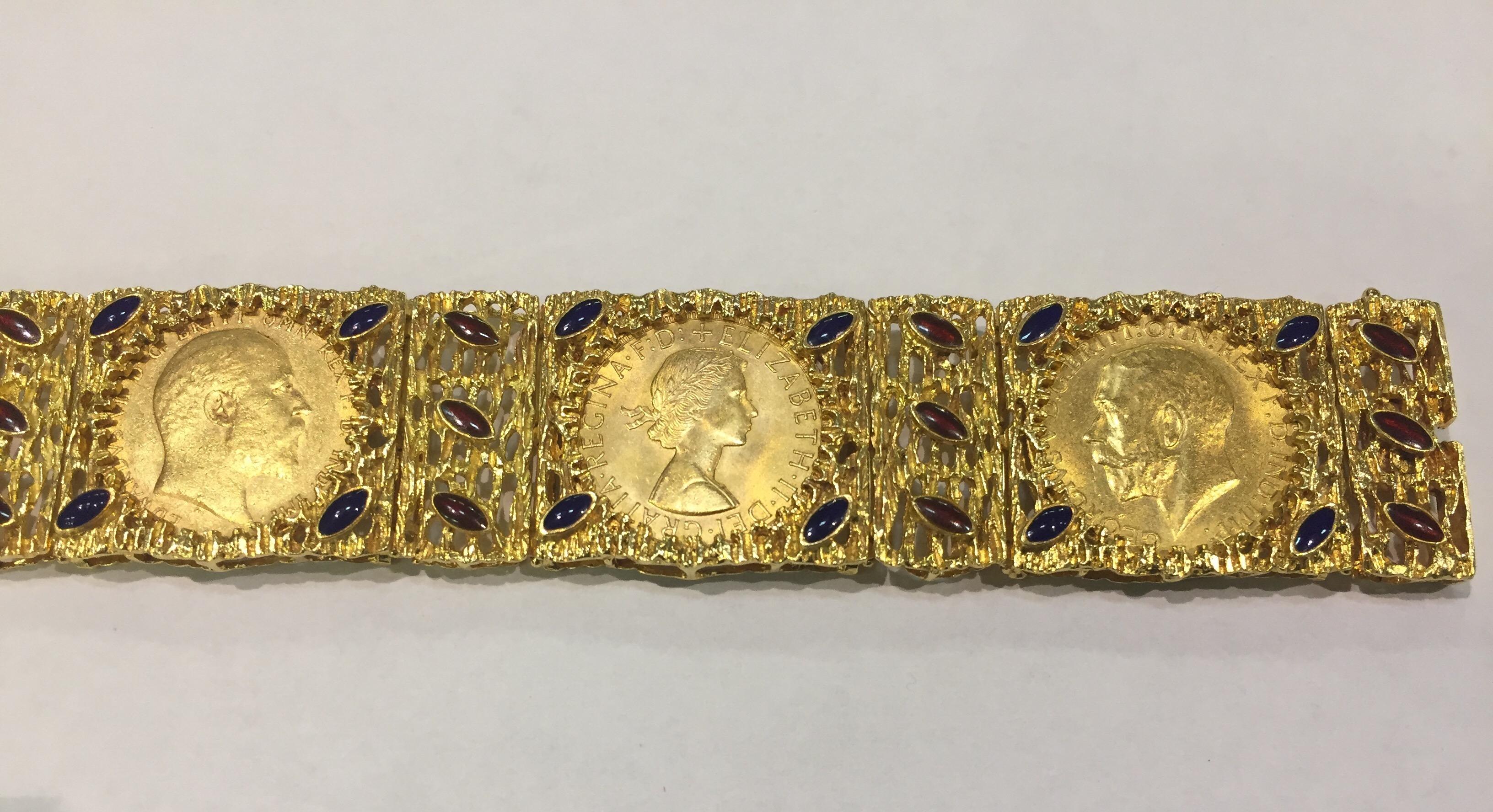 Bracelet de pièces de monnaie en or et émail, avec 5 livres d'or datées de 1909, 1966, 1904, 1962 et 1913
émail rouge et bleu. Fabriqué en Italie 1950-1960