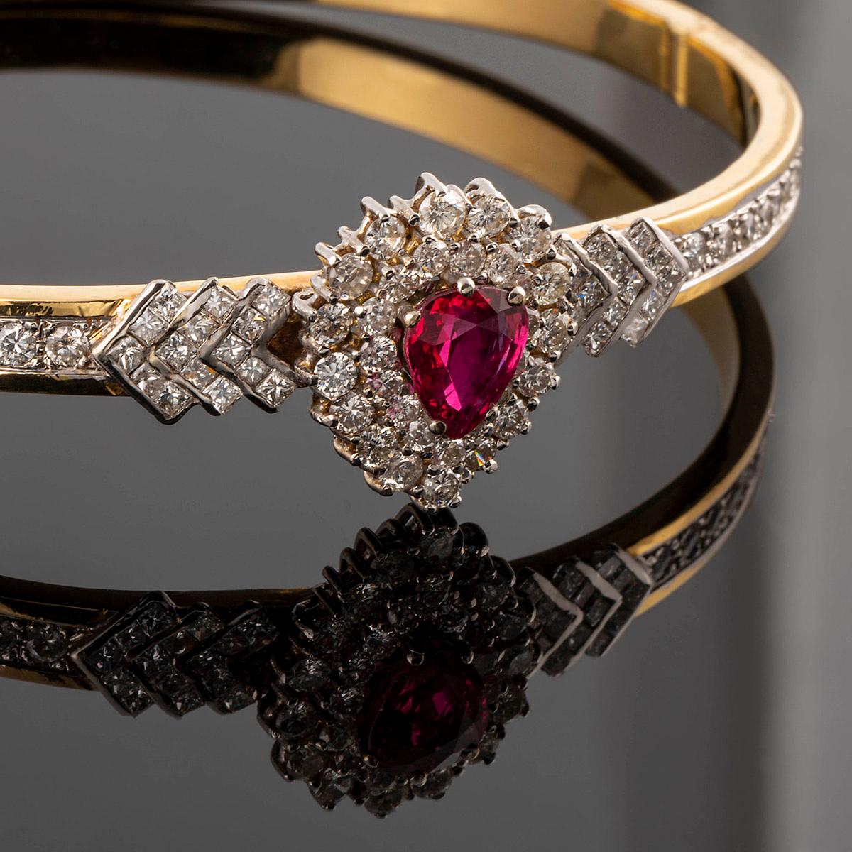 Modern Cocktail clamper bracelet in gold, with teardrop-shaped ruby and diamonds For Sale