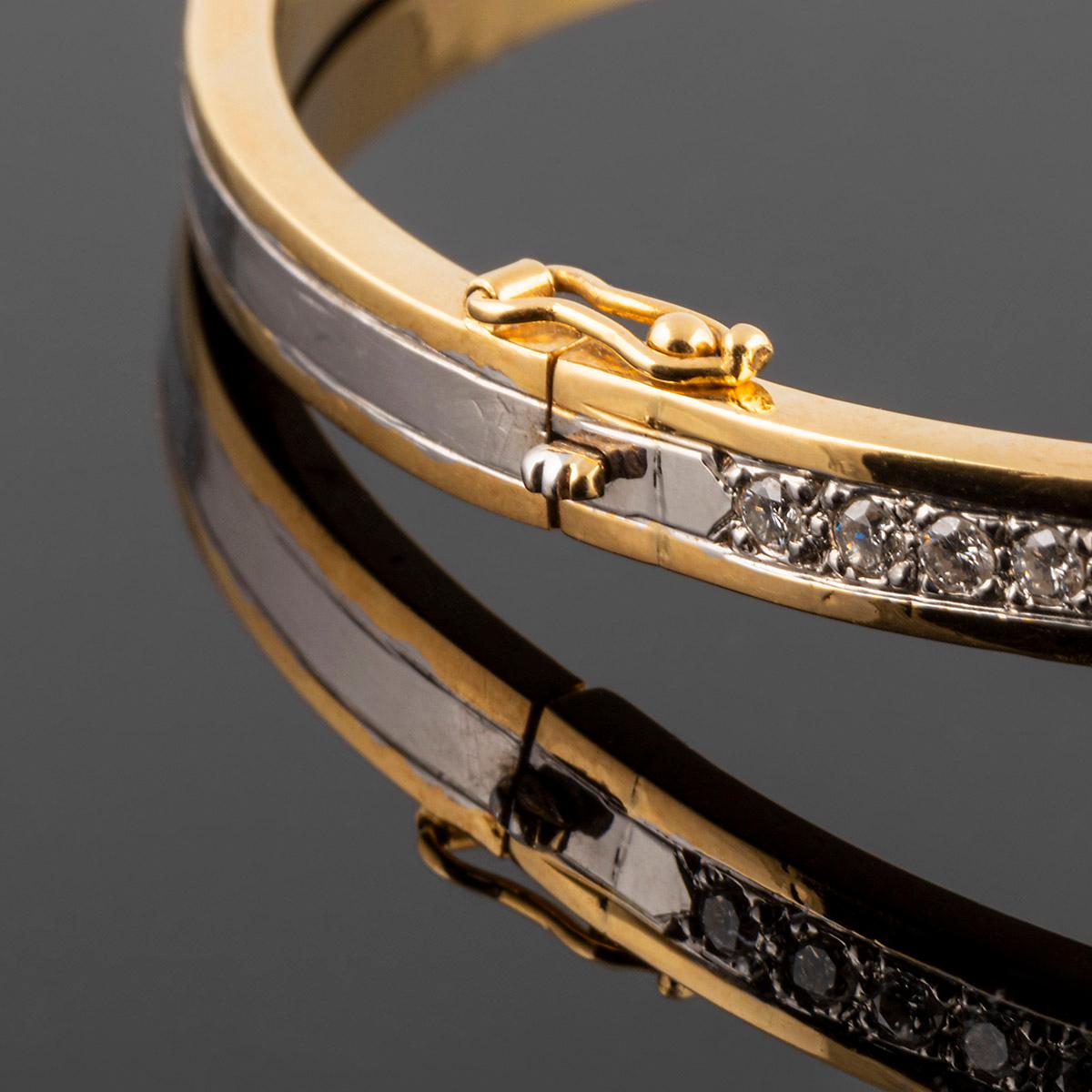 Brilliant Cut Cocktail clamper bracelet in gold, with teardrop-shaped ruby and diamonds For Sale