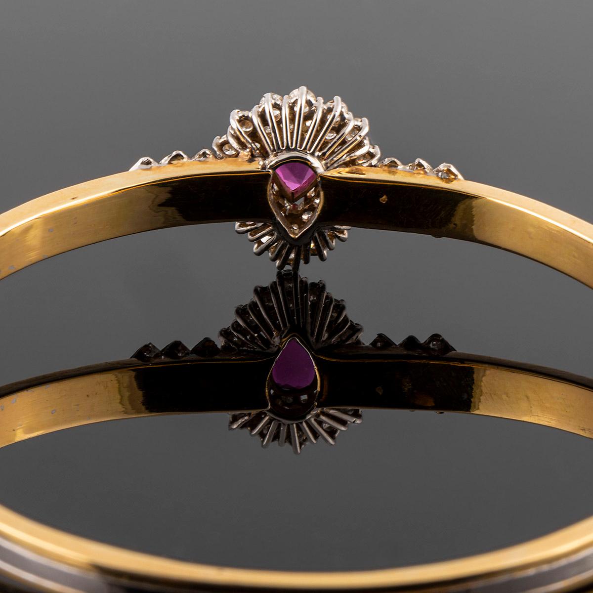 Cocktail clamper bracelet in gold, with teardrop-shaped ruby and diamonds In Good Condition For Sale In MADRID, ES