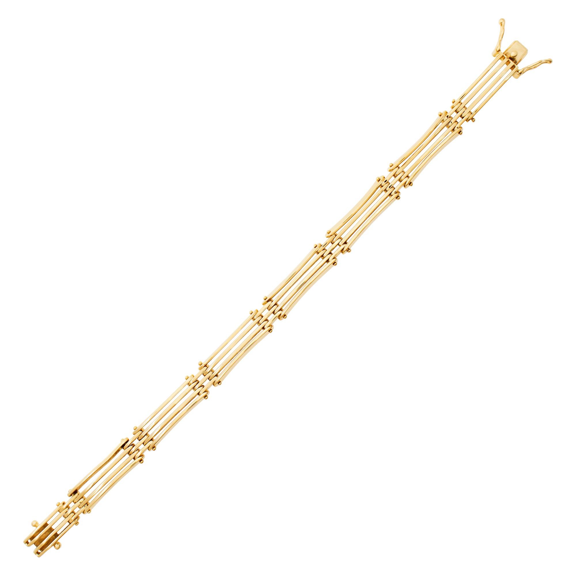 Mechanical link style bracelet in 14k yellow gold. 9