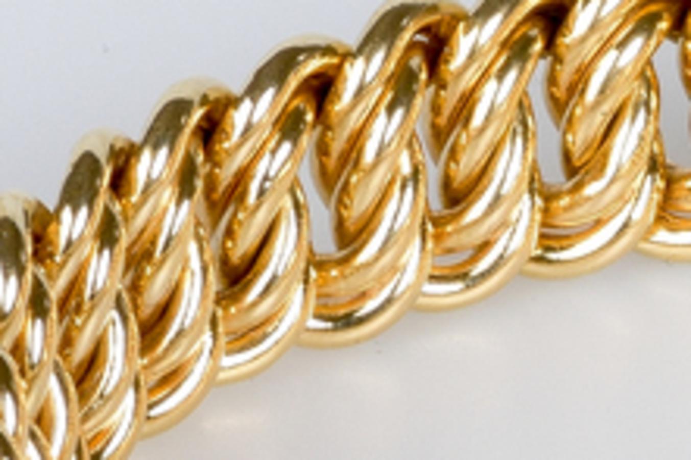 This stunning 18k yellow gold bracelet embodies the essence of timeless elegance. Its American mesh, made of shiny gold links and finely woven, creates a luxurious and delicate texture that attracts the eye. Each link is carefully designed to