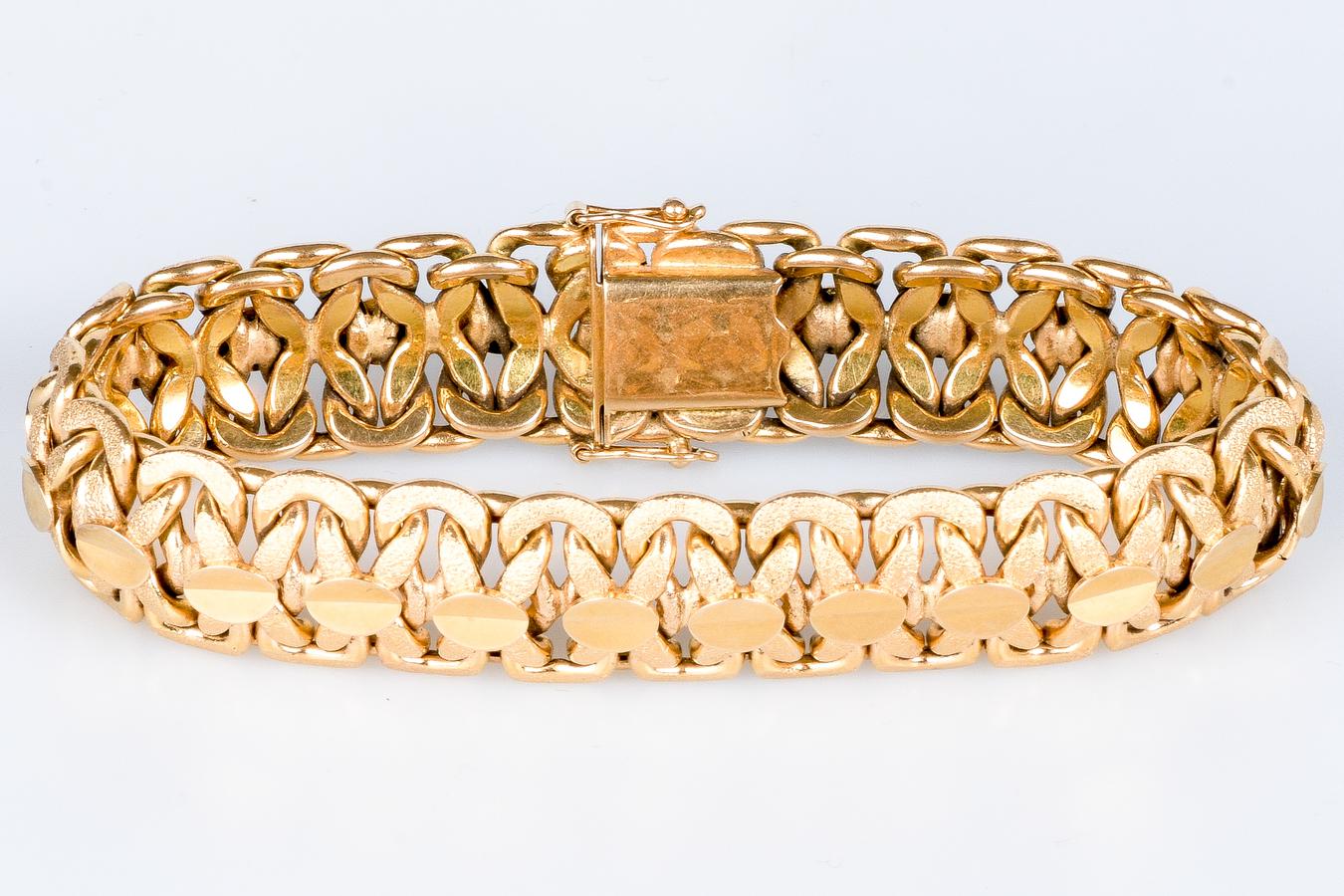 Dieses königliche Netzarmband ist ein wahres Kunstwerk aus 18 Karat Gold, das Eleganz und Raffinesse vereint. Royal Mesh mit seinen fein gewebten Gliedern erzeugt eine reiche, luxuriöse Textur, die die Blicke auf sich zieht. Jedes Glied ist