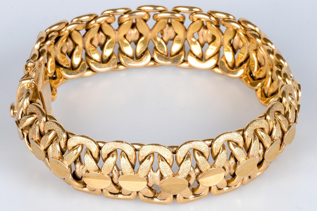 Women's Bracelet in 18-carat yellow gold in soft, fancy mesh For Sale