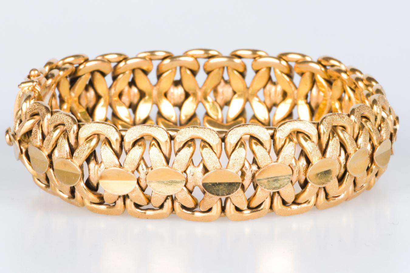 Bracelet in 18-carat yellow gold in soft, fancy mesh For Sale 1