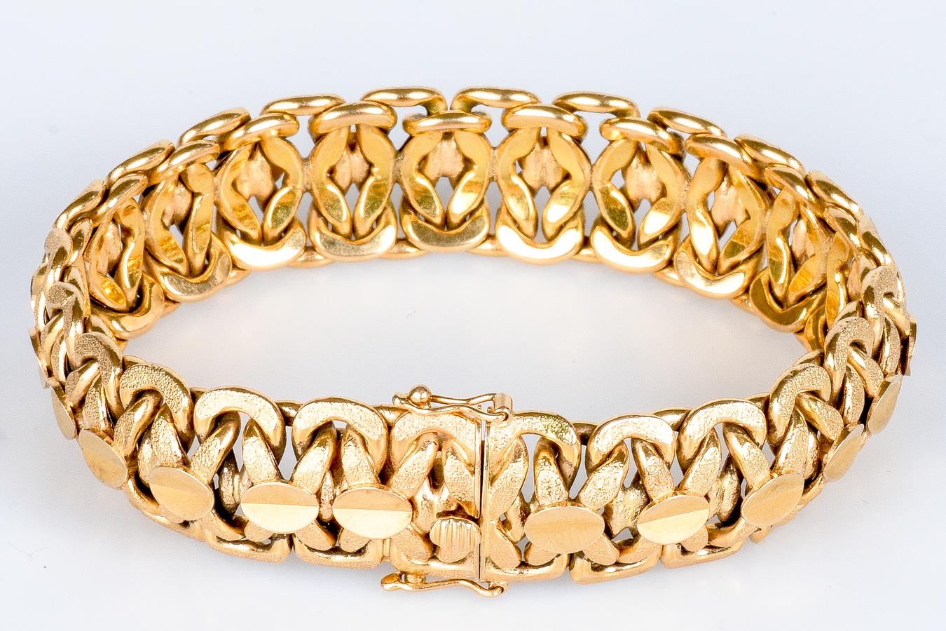 Bracelet in 18-carat yellow gold in soft, fancy mesh For Sale 2