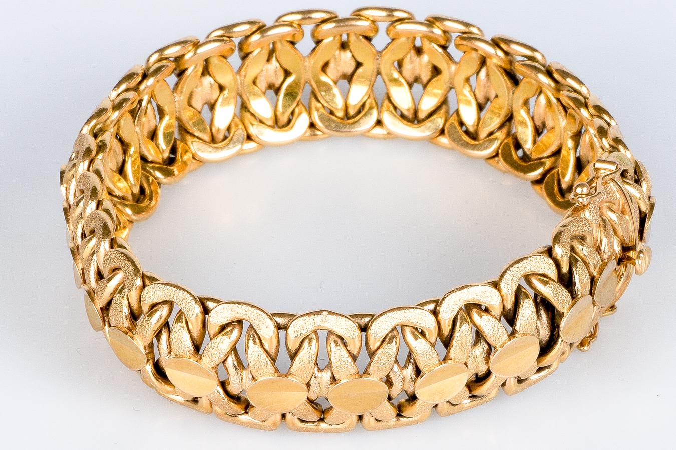 Bracelet in 18-carat yellow gold in soft, fancy mesh For Sale 4
