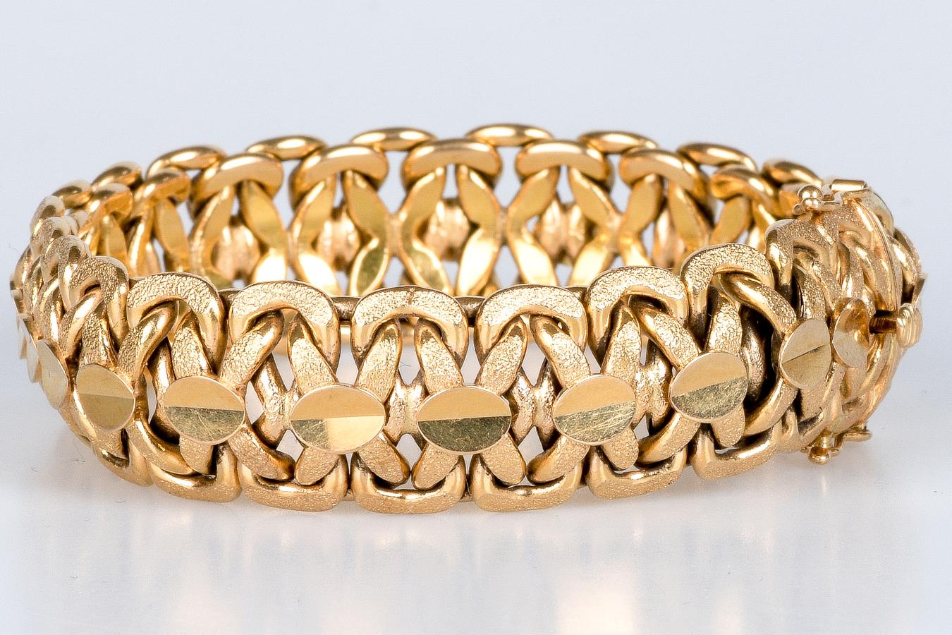 Bracelet in 18-carat yellow gold in soft, fancy mesh For Sale 5
