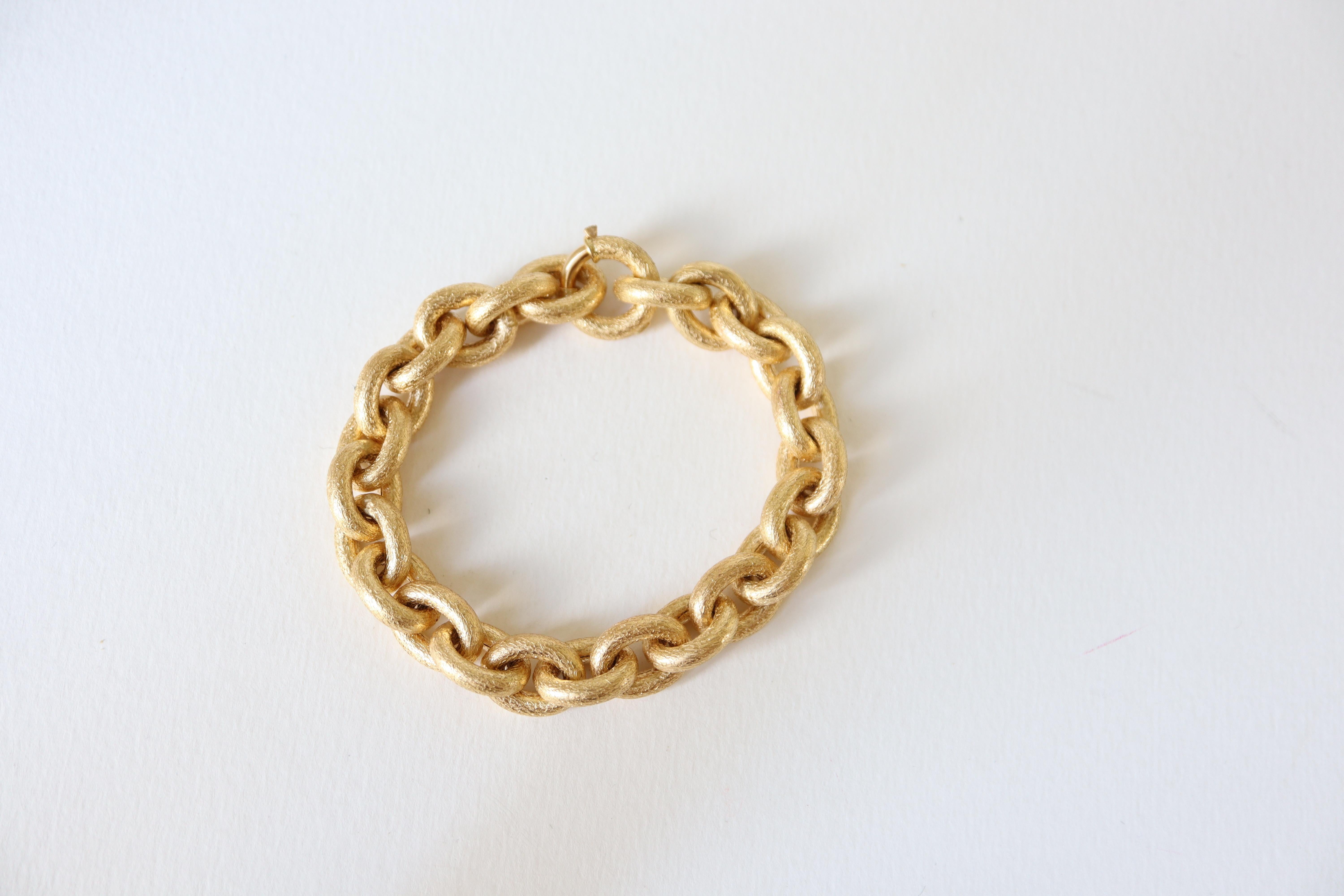 Bracelet in 18 Karat Yellow Gold Brushed Satin Hammered Mesh In Good Condition For Sale In Paris, FR