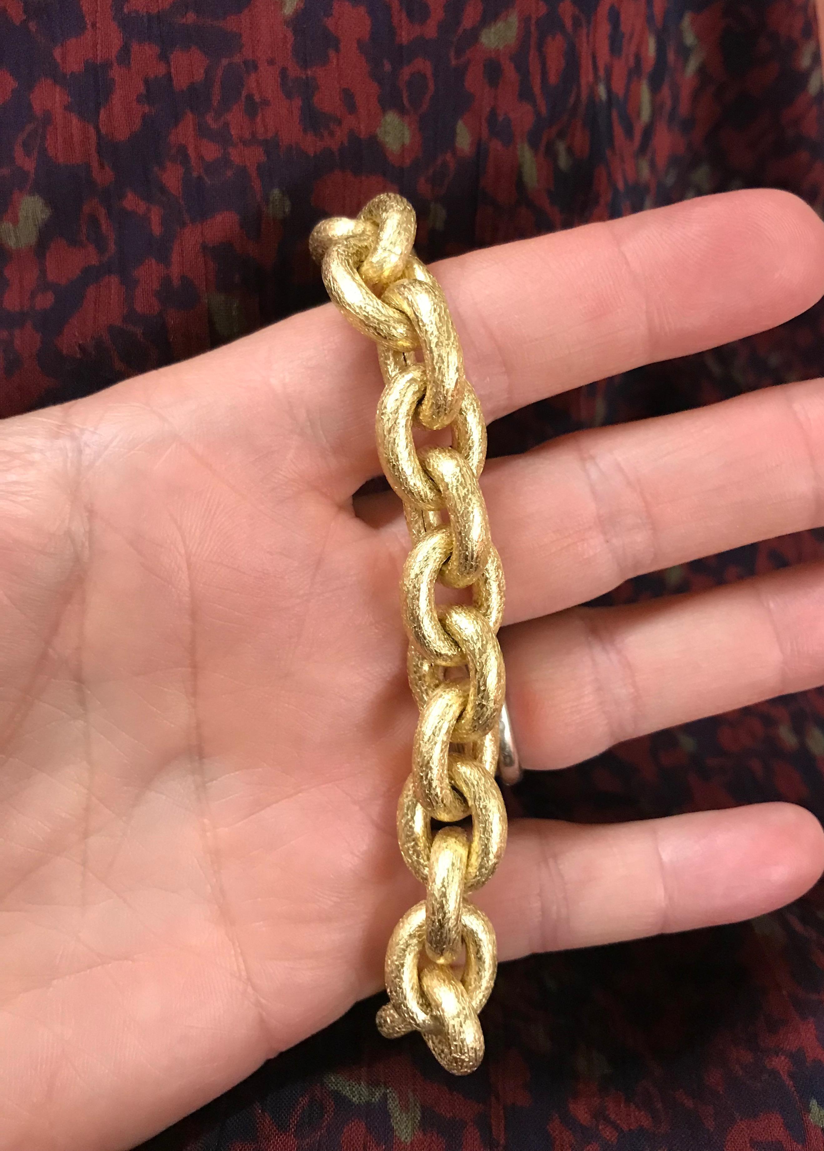 Bracelet in 18 Karat Yellow Gold Brushed Satin Hammered Mesh For Sale 3