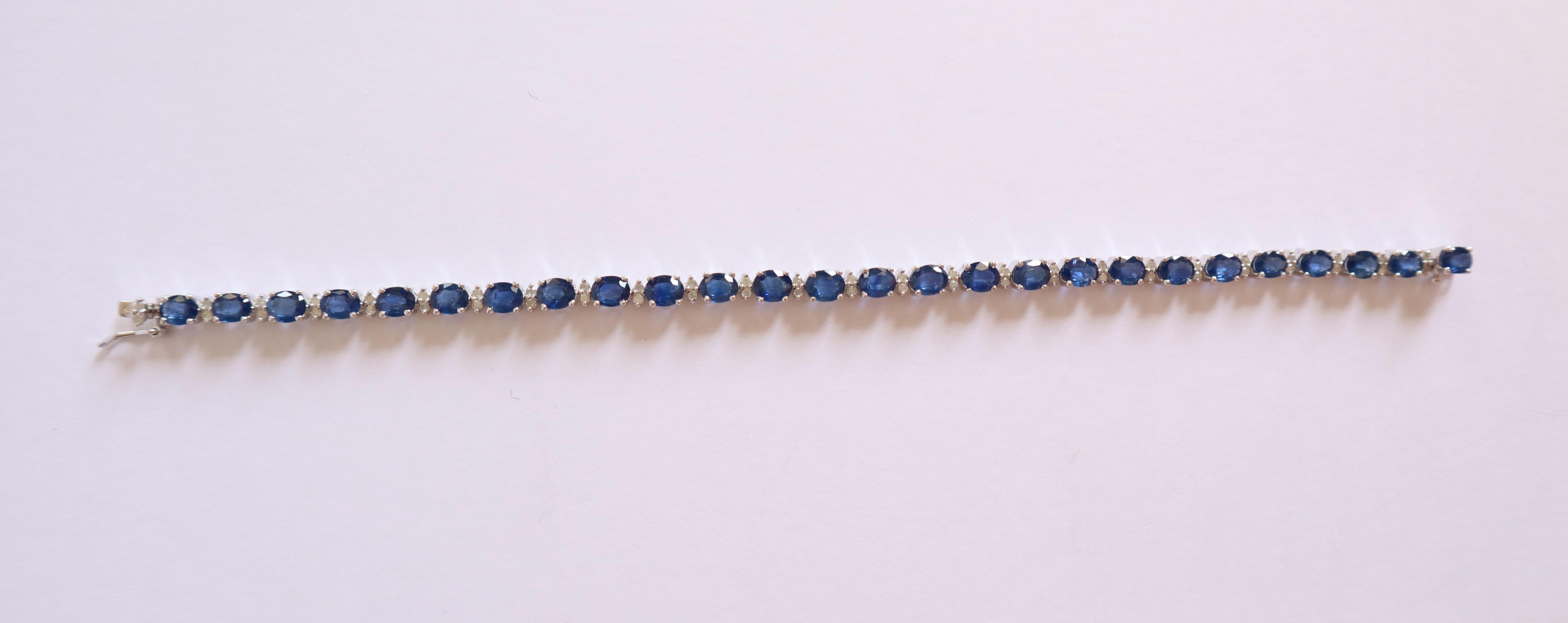 Bracelet in 18K white gold, sapphires and diamonds composed of 26 prong-set sapphires (4x5 mm) for a total weight of 10.3 carats alternated with 26 motifs composed of 2 diamonds, that is 52 diamonds for a total weight of 0.5 carat.
Length: 18 cm