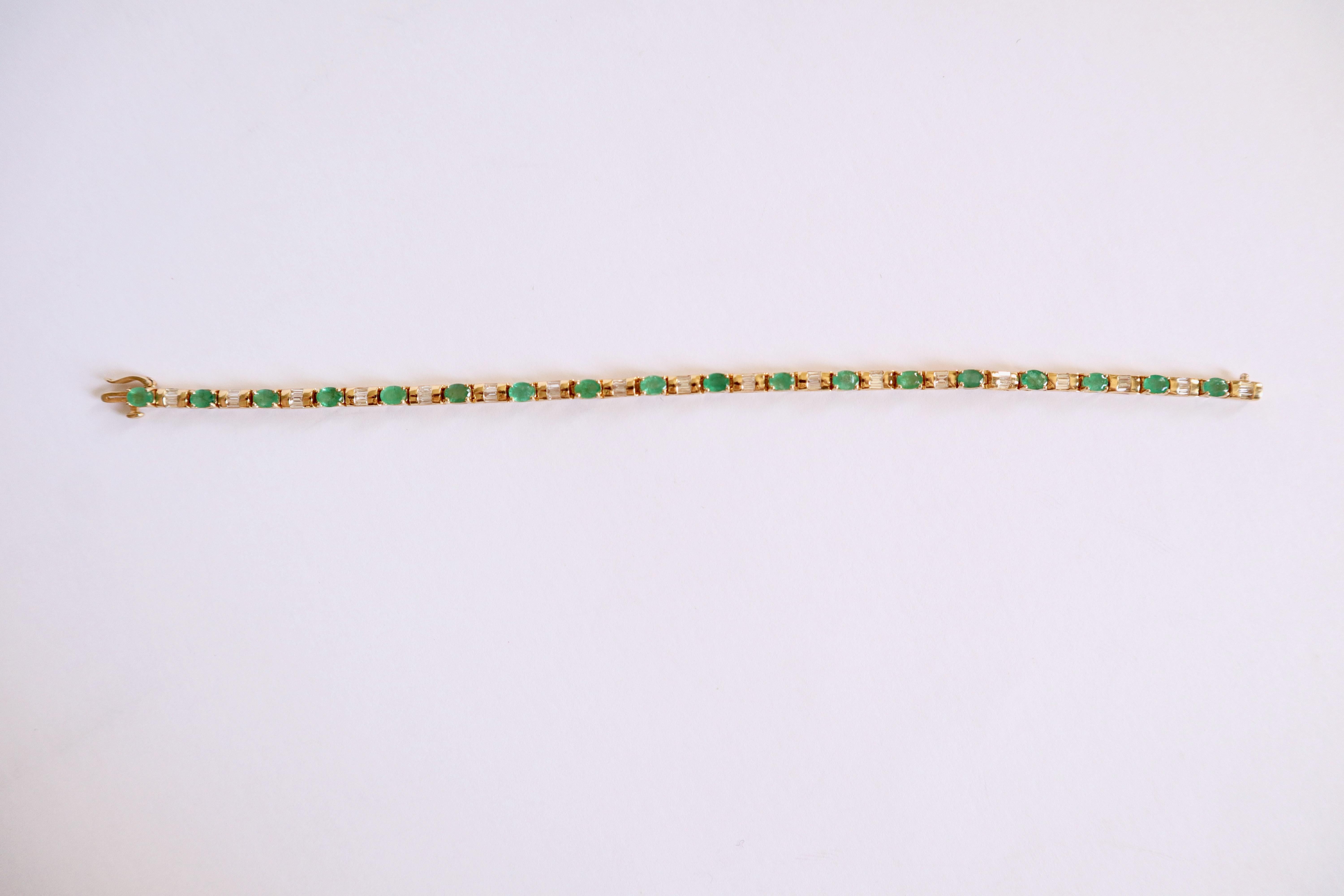 Lot de deux bracelets Saphirs et Emeraudes :
Bracelet en or jaune 18 carats, saphirs et diamants. 18 saphirs ovales sertis griffes pour un poids total de 4,02 carats alternent avec des rangées de diamants baguettes sertis 3 par 3, soit 18 x 3