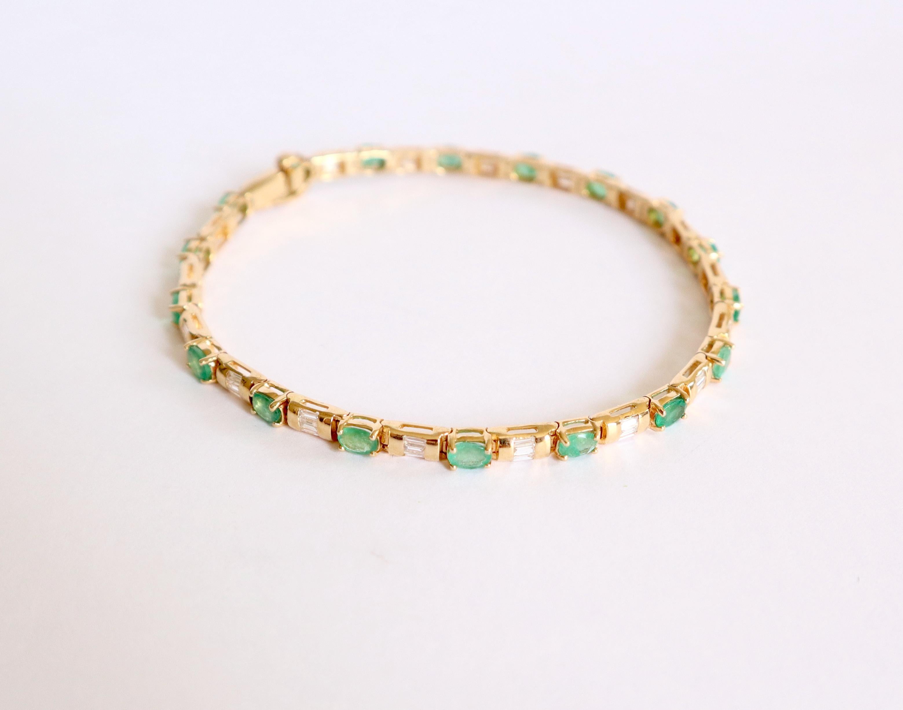 Bracelet en or jaune 18 carats, 18 saphirs pour 4,02 carats d'émeraudes et 2,94 carats de diamants Pour femmes en vente