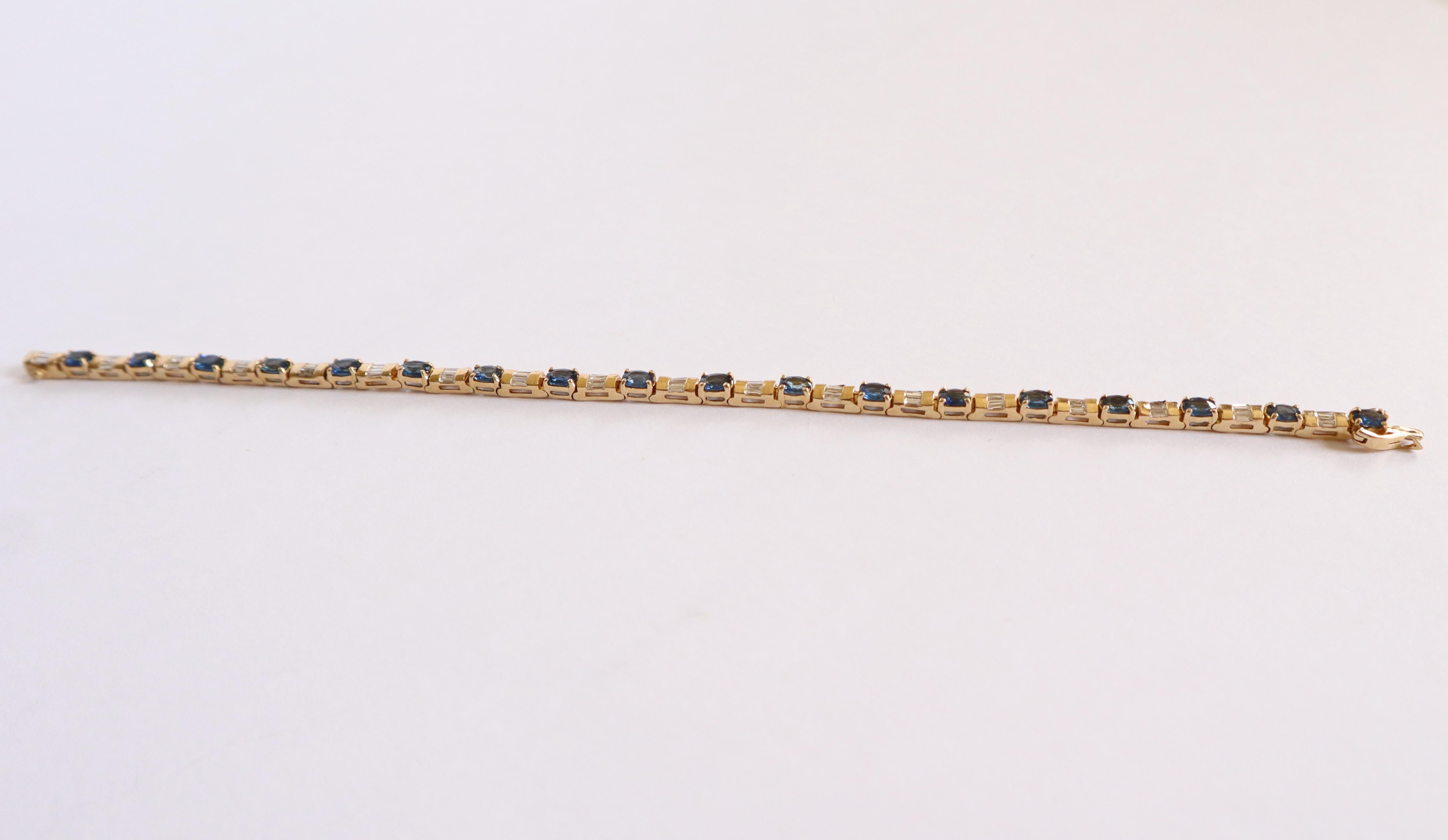 Bracelet in 18k Yellow Gold, 18 Sapphires for 4.02 Kt Emeralds 2.94 Kt Diamonds For Sale 4