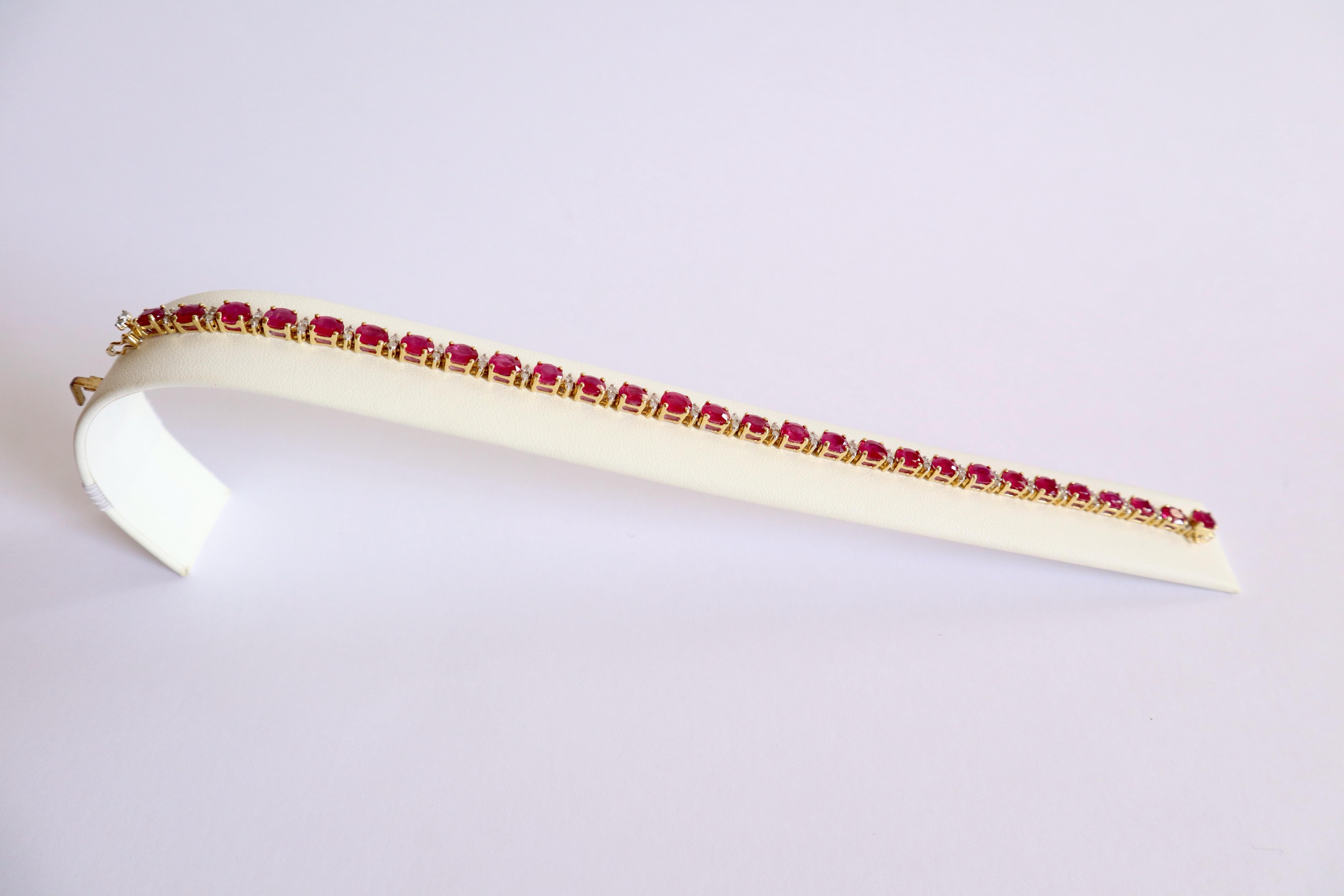 Bracelet in 18k Yellow Gold, 28 Rubies 10.5 Carats and Diamonds In Good Condition For Sale In Paris, FR