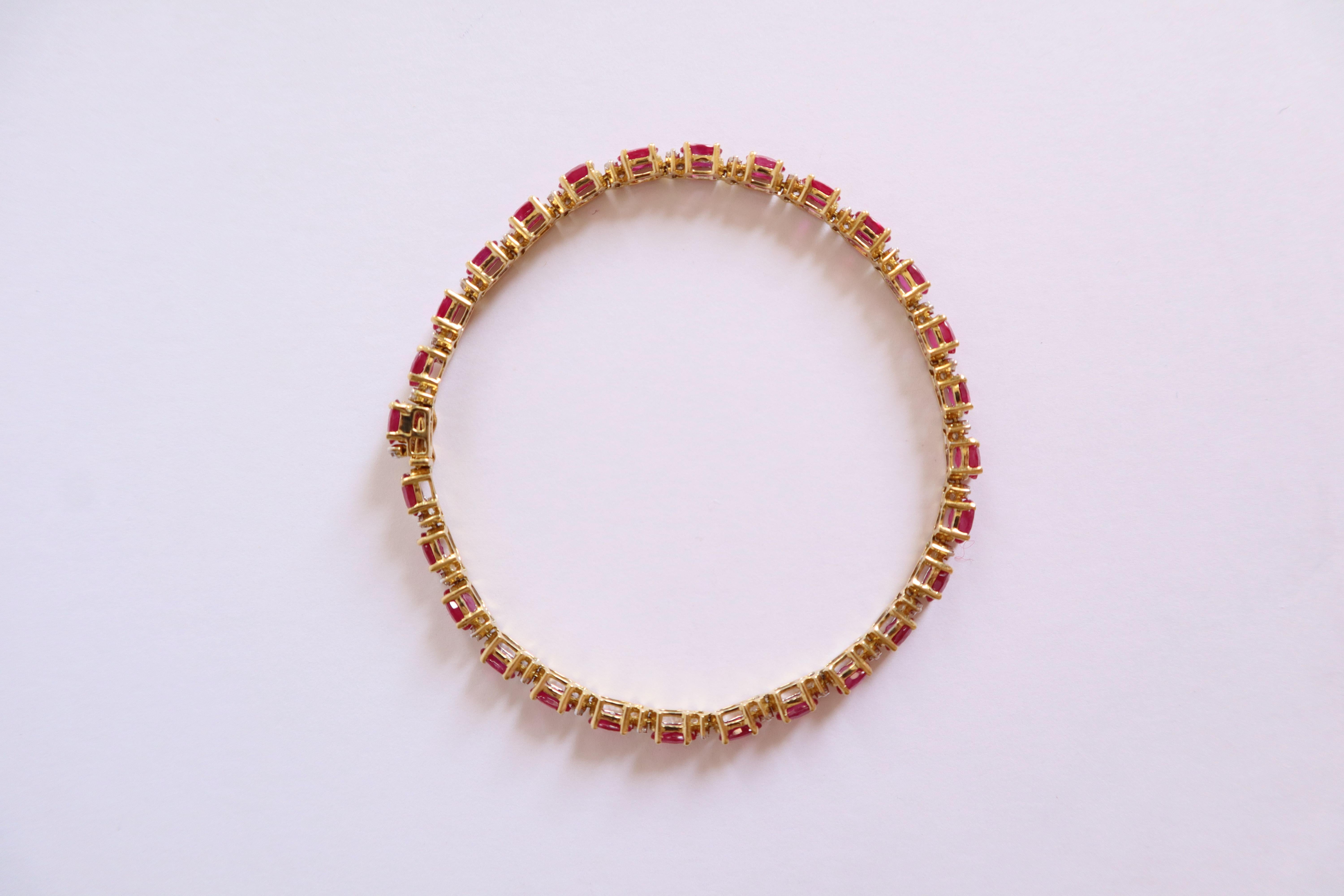 Bracelet en or jaune 18 carats, 28 rubis 10,5 carats et diamants Pour femmes en vente