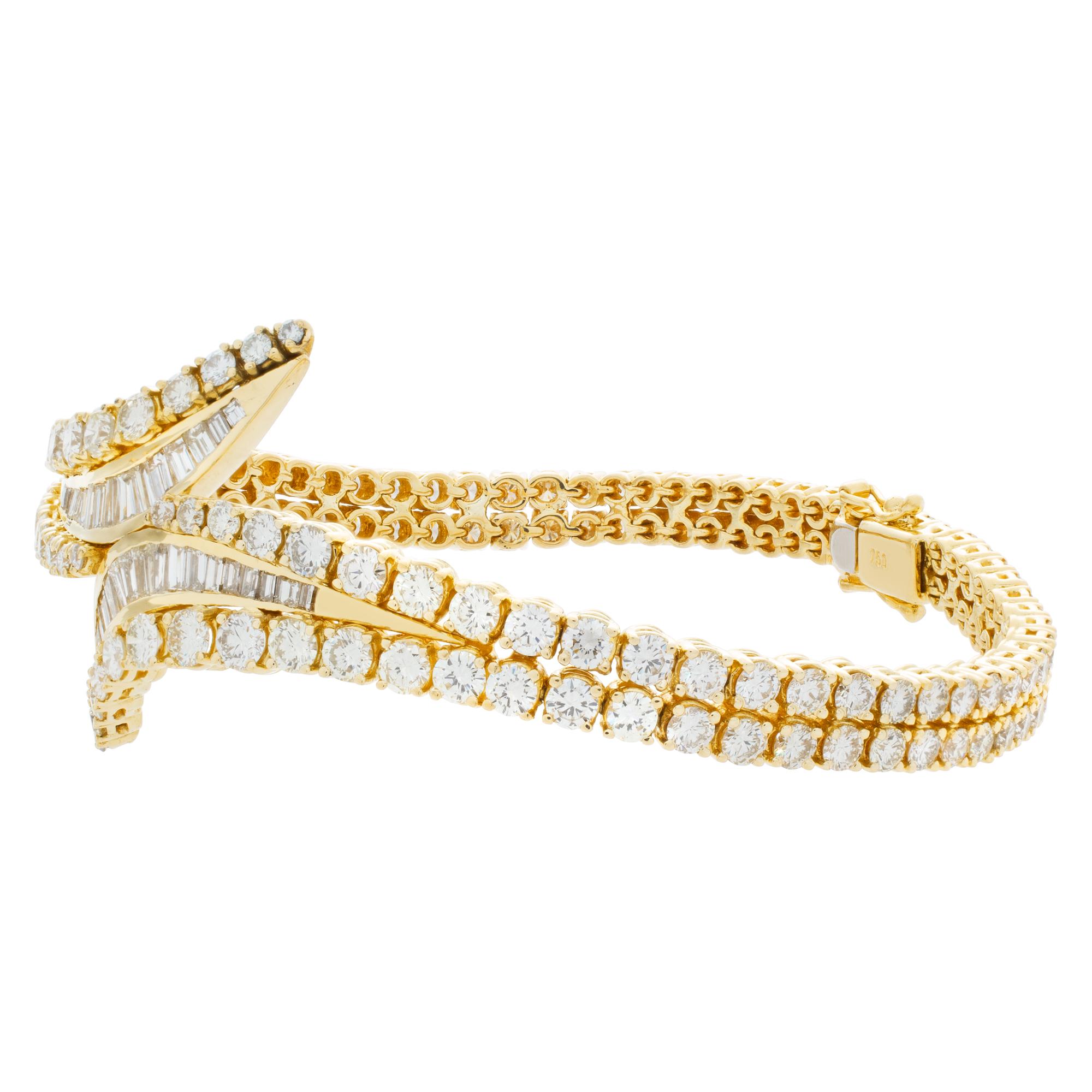 Bracelet in 18k Yellow Gold with over 9 Carats in Round Brilliant Cut Diamonds In Excellent Condition For Sale In Surfside, FL