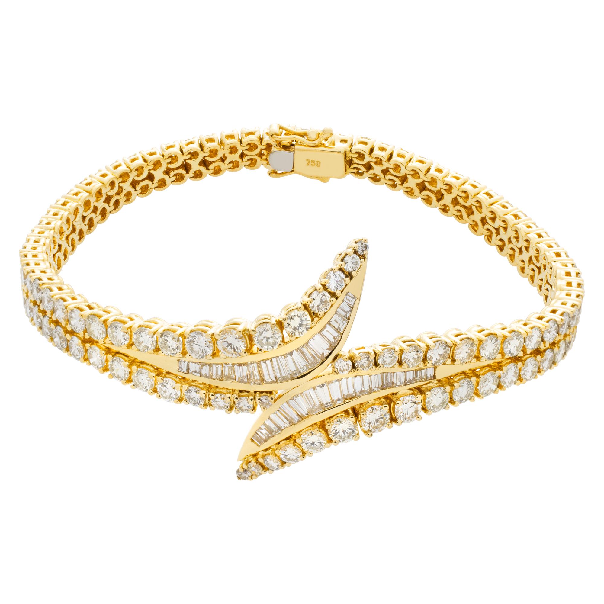 Women's or Men's Bracelet in 18k Yellow Gold with over 9 Carats in Round Brilliant Cut Diamonds For Sale