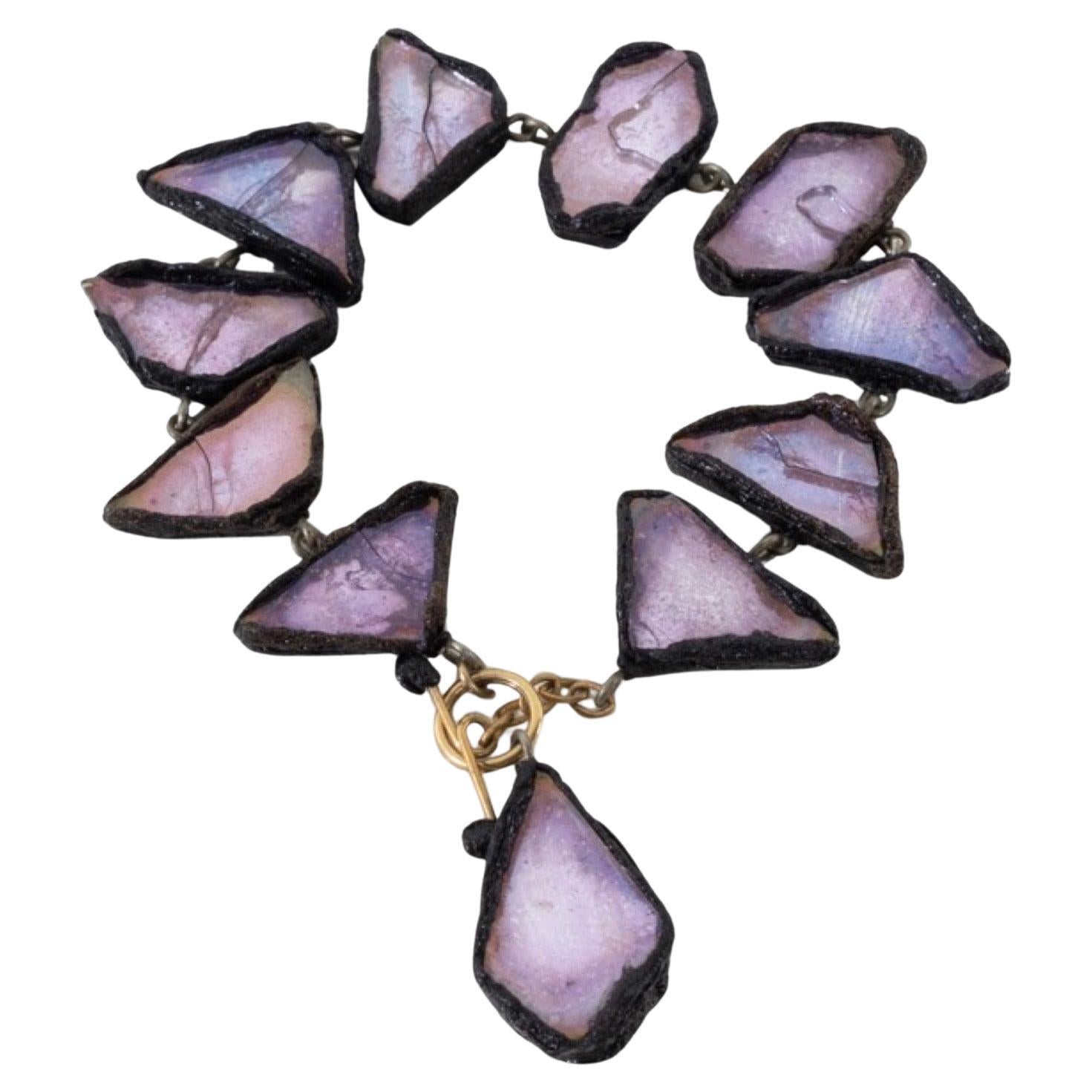 Bracciale in talosel nero incrostato di specchi colorati di Parma di Line Vautrin