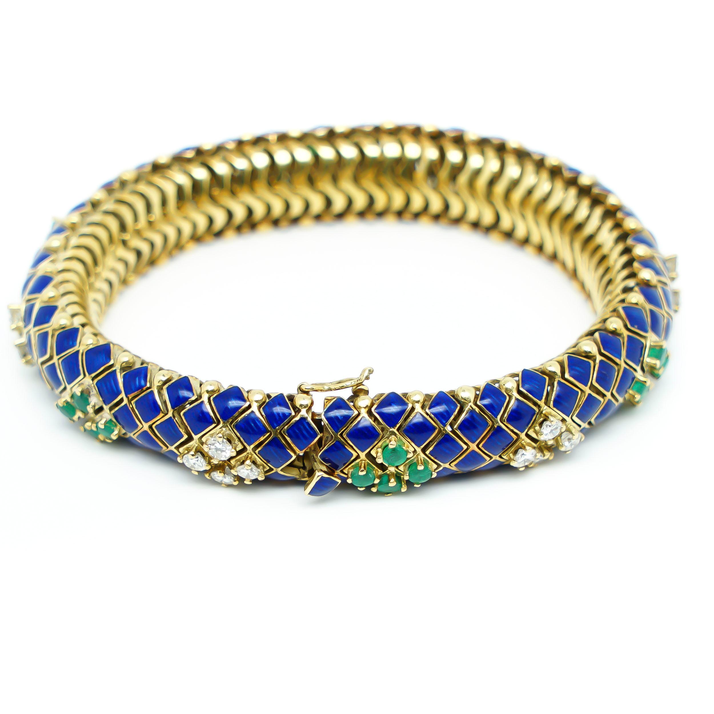 Bracelet with Diamonds in Gold 18 Karats Emeralds and Blue Polish. Reminding a Snake, due to its shape and colors, it's a piece that has a strong and Original Design with a beautiful detailed frame totally Handcrafted that makes it Unique and a real