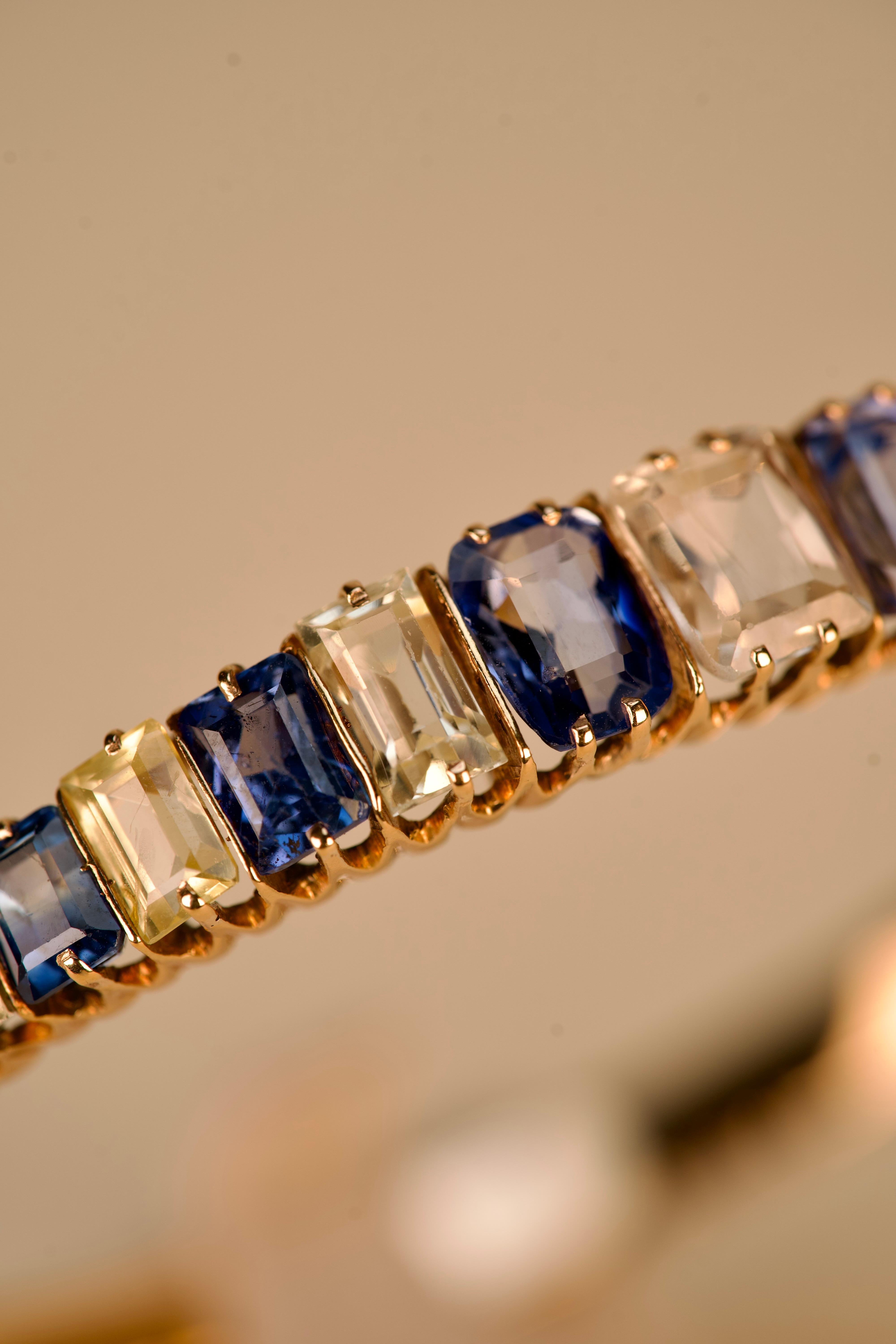 Pulsera de Oro, con Zafiros azules y amarillos Moderno en venta