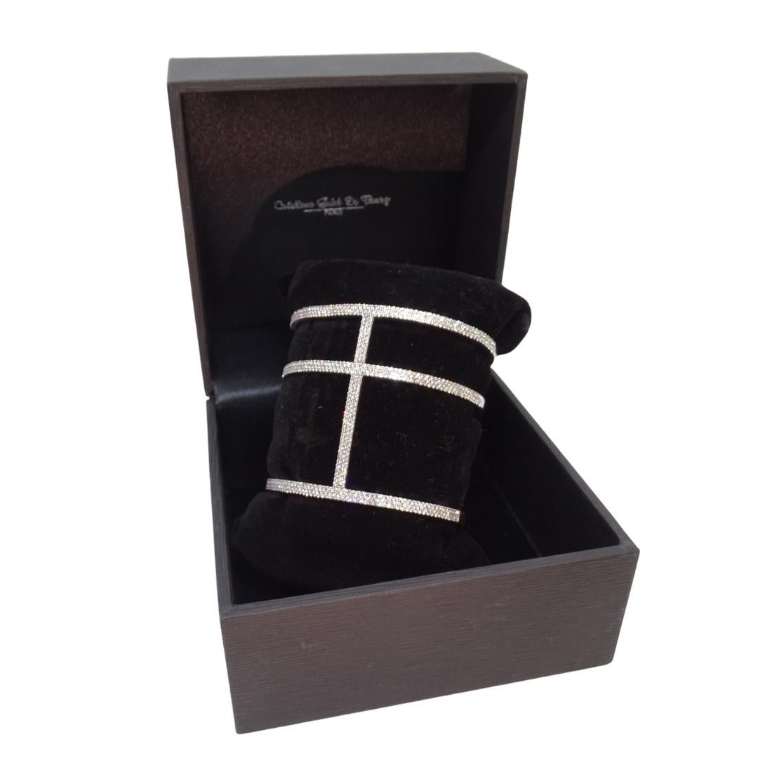 Fantastico ed elegante bracciale del marchio francese Guiot de Bourg, in argento sterling e zirconi. Le sue linee sottili lo rendono un pezzo discreto ma elegante. La brillantezza deriva dalle file di zirconi taglio brillante incastonati nel pavé.