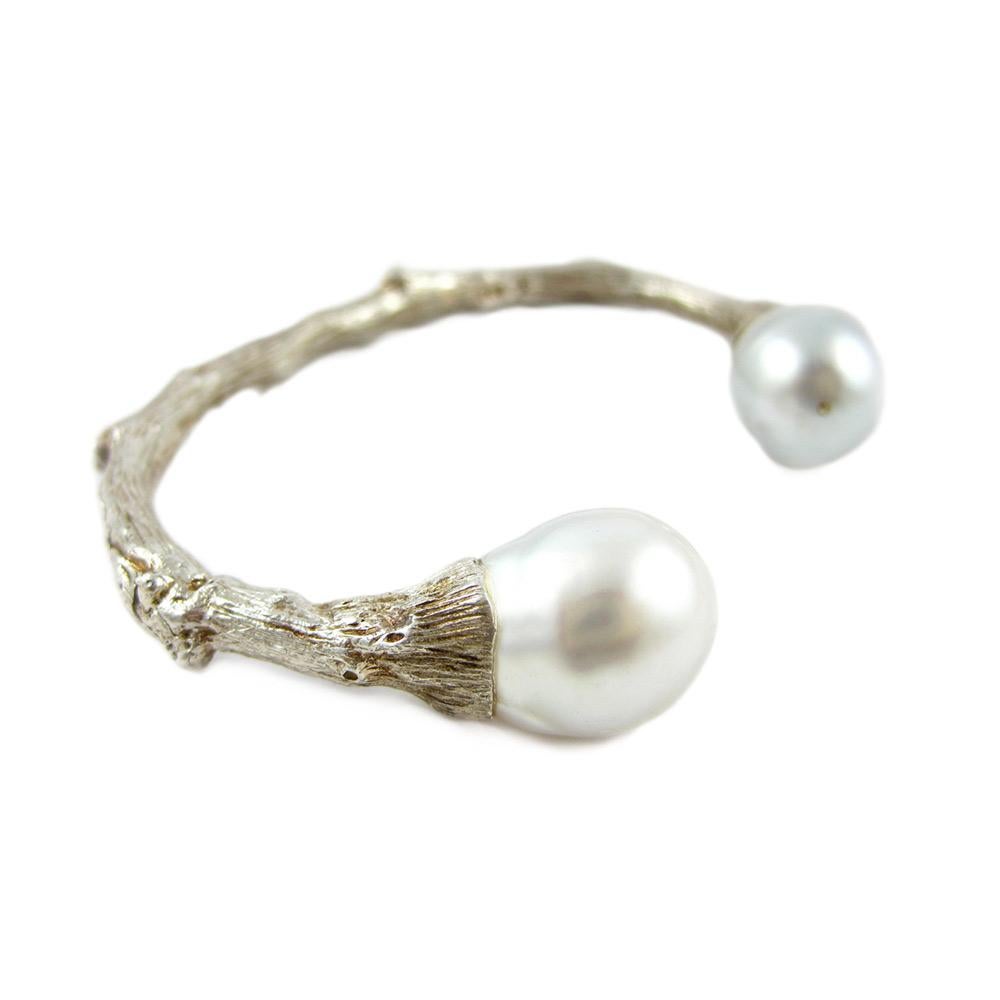 Contemporary Bracelet in Sterling Silver with South Sea Pearls For Sale