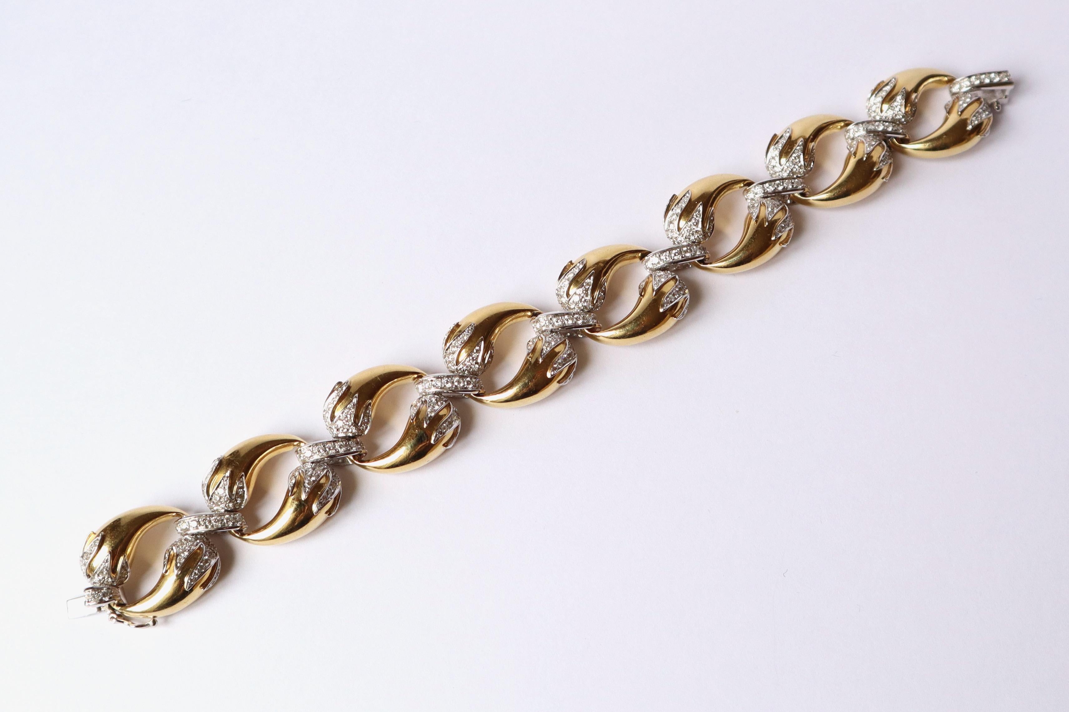 Taille brillant Bracelet en or jaune et blanc 18 carats et diamants circa 1960 en vente