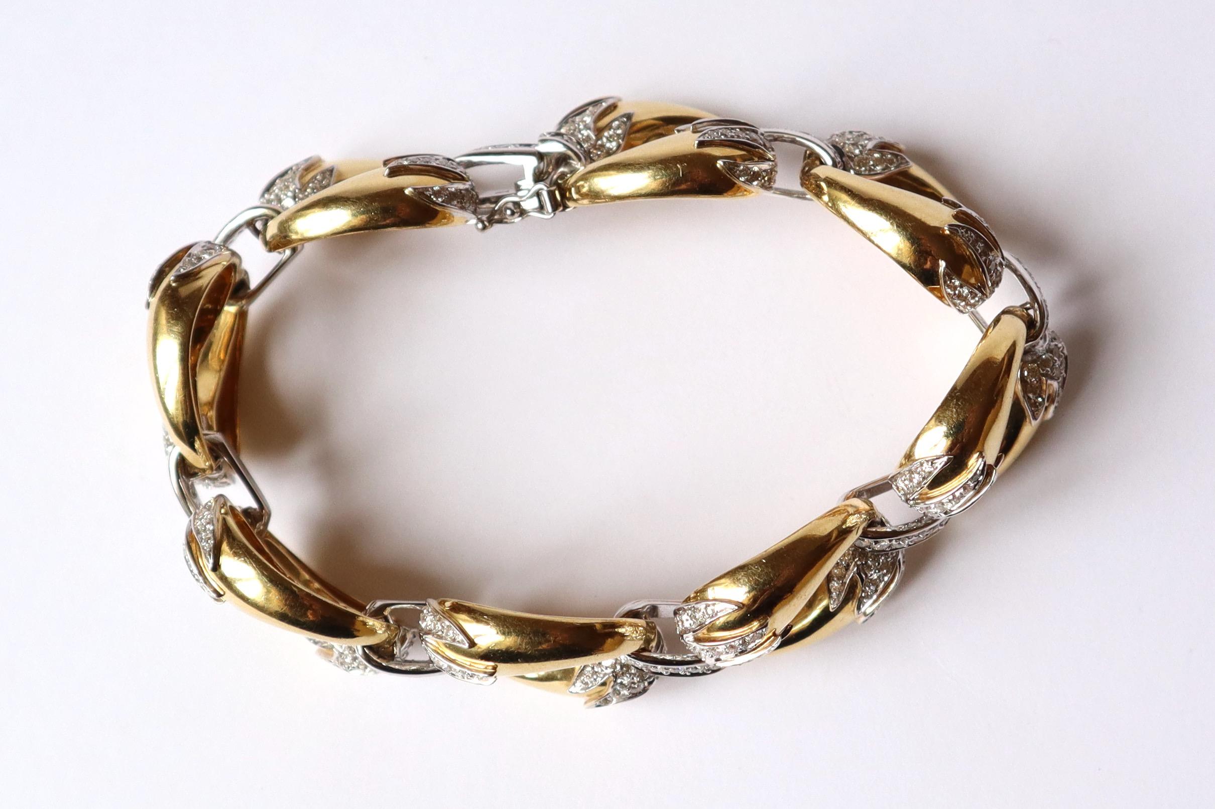 Bracelet en or jaune et blanc 18 carats et diamants circa 1960 en vente 3
