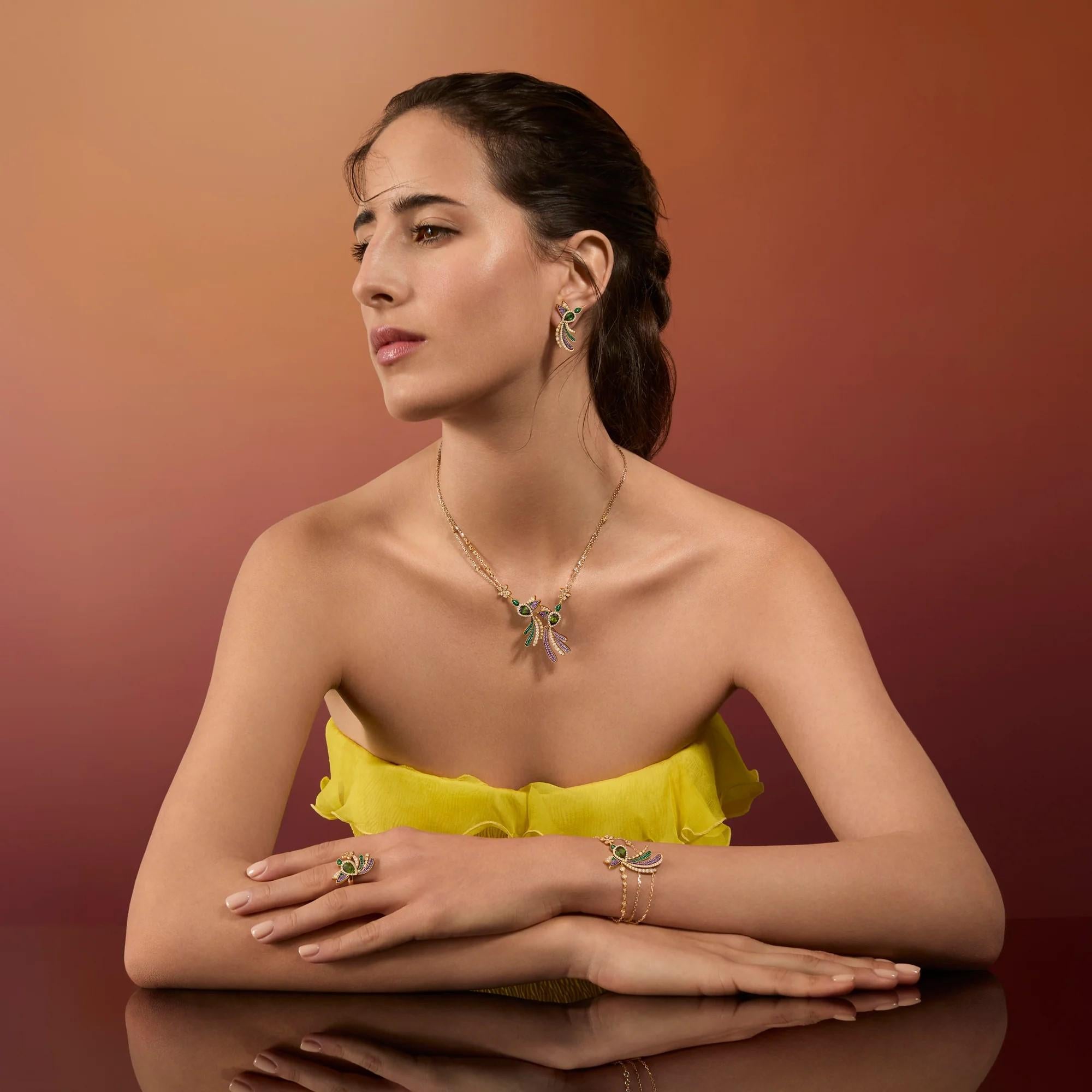 Le bracelet Colibrì Leggero met joliment en valeur le colibri en son centre, qui se nourrit d'une fleur incrustée de diamants. 
Ce bracelet se distingue par sa délicate conception à triple chaîne, où les diamants sont disséminés tout au long,